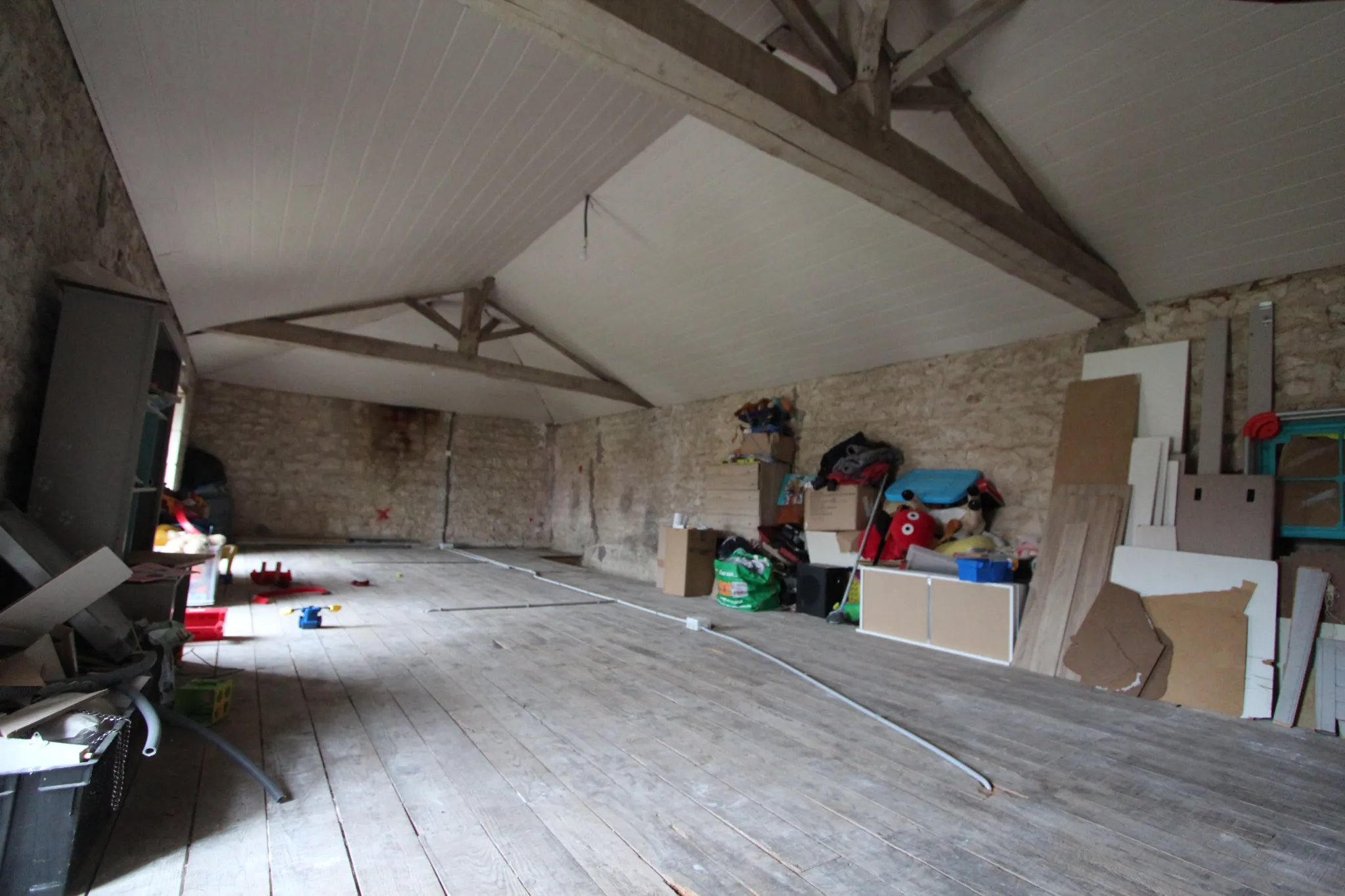 Magnifique maison en pierres avec hangars, piscine chauffée, proche Niort 