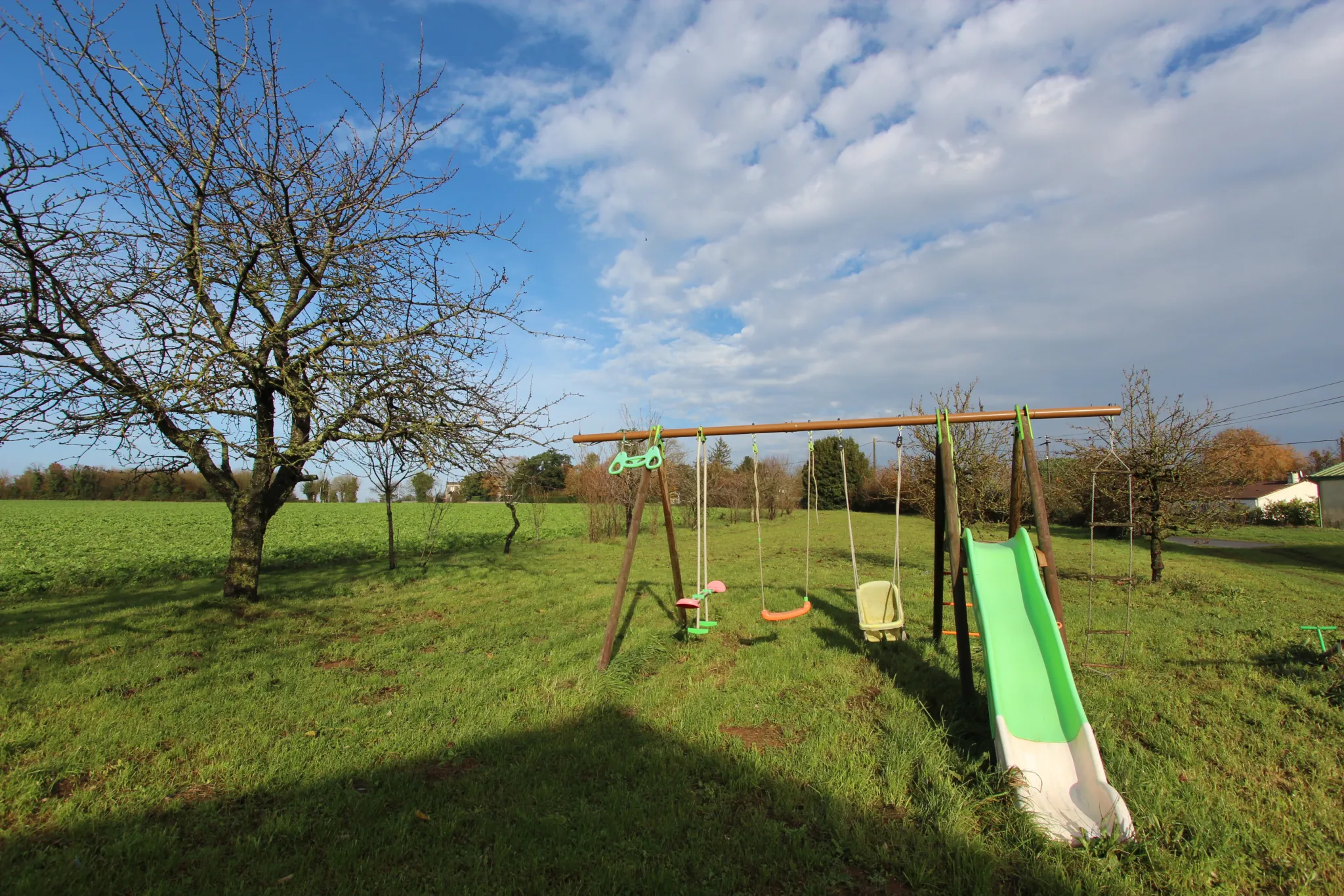 Magnifique maison en pierres avec hangars, piscine chauffée, proche Niort 