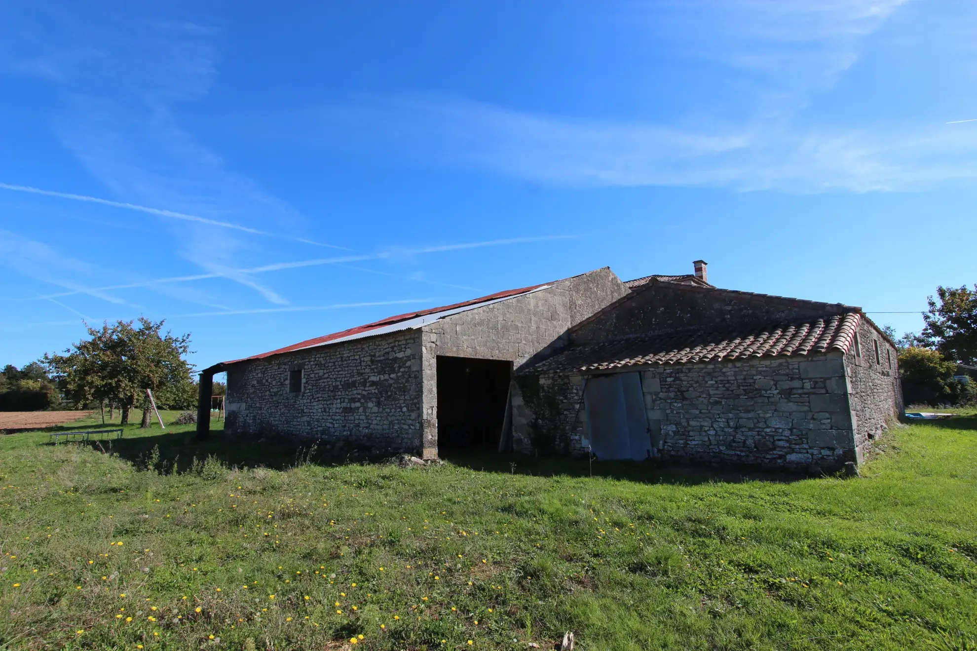 Magnifique maison en pierres avec hangars, piscine chauffée, proche Niort 
