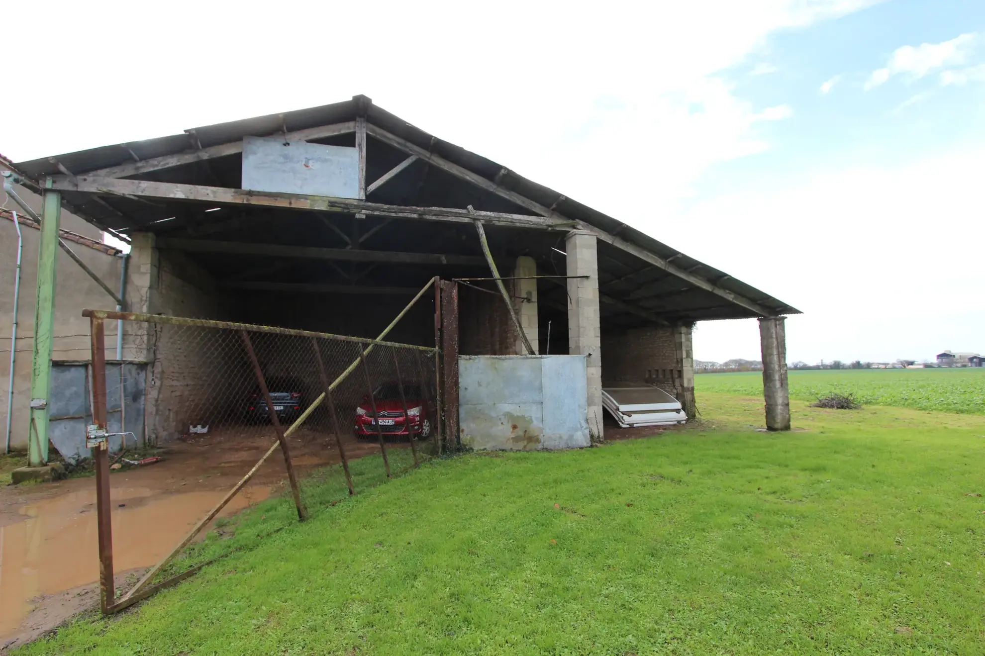 Magnifique maison en pierres avec hangars, piscine chauffée, proche Niort 