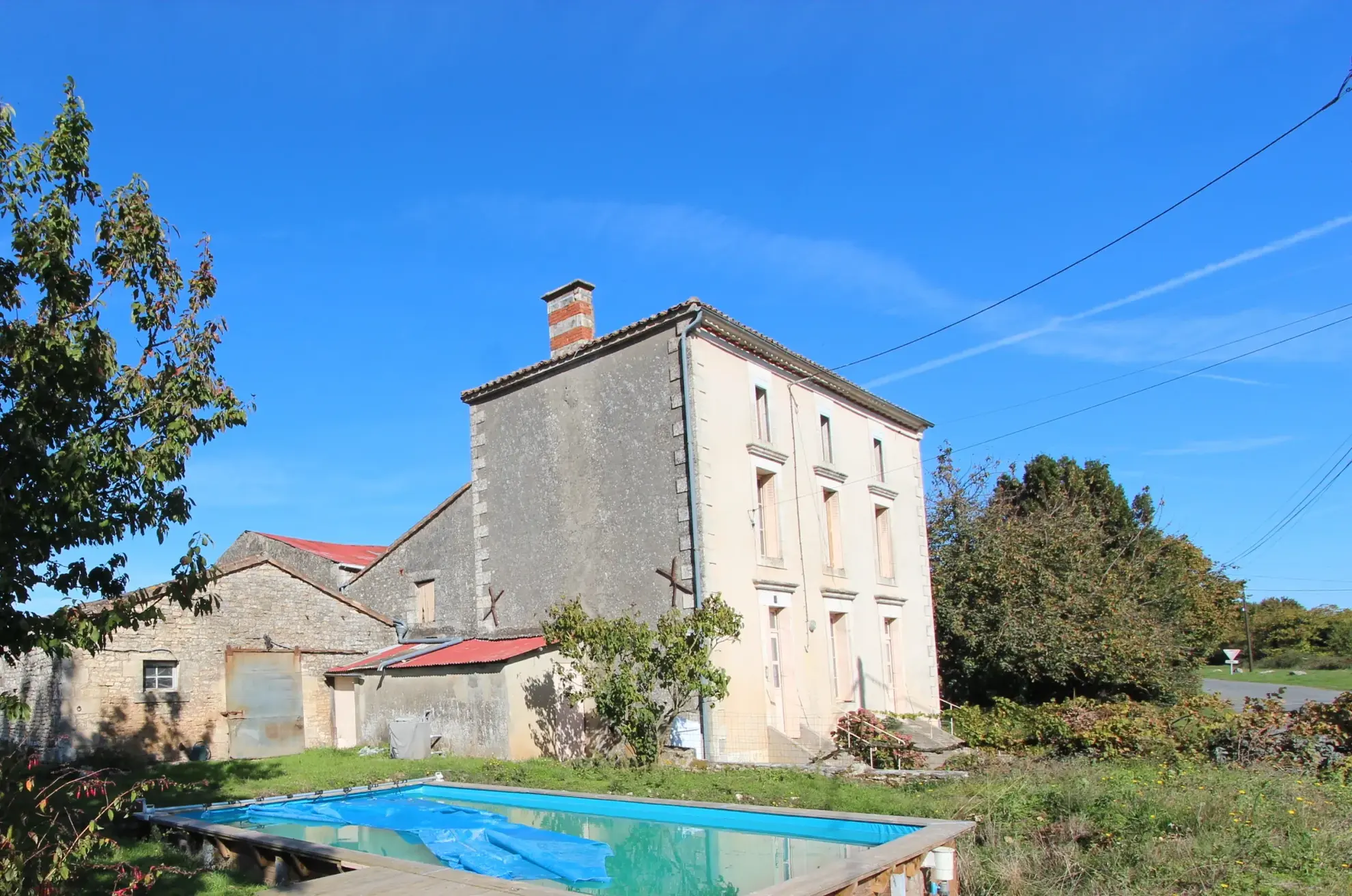 Magnifique maison en pierres avec hangars, piscine chauffée, proche Niort 