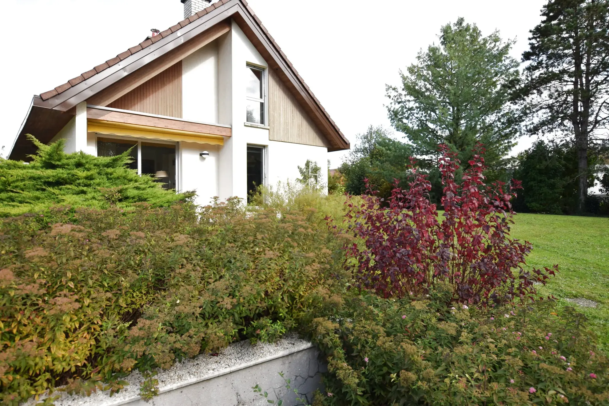 Belle maison d'architecte avec jardin et terrasses à L'Isle-sur-le-Doubs 