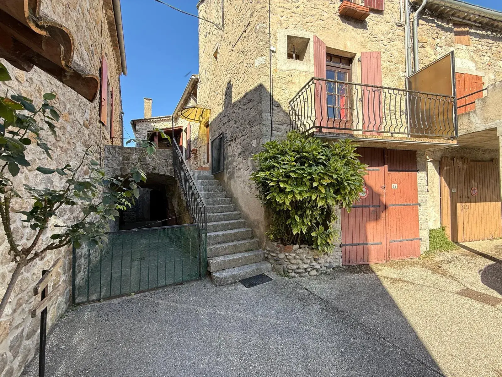 Maison de village en pierres avec deux appartements, terrasse et jardin à Lanas