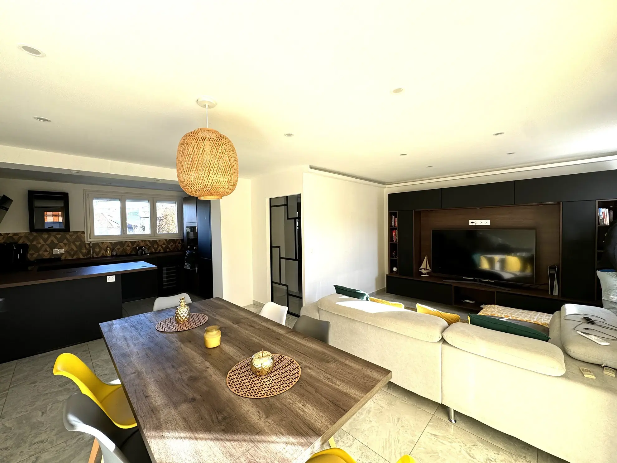 Villa rénovée de 110m² à Mably avec terrain clôturé et garage 