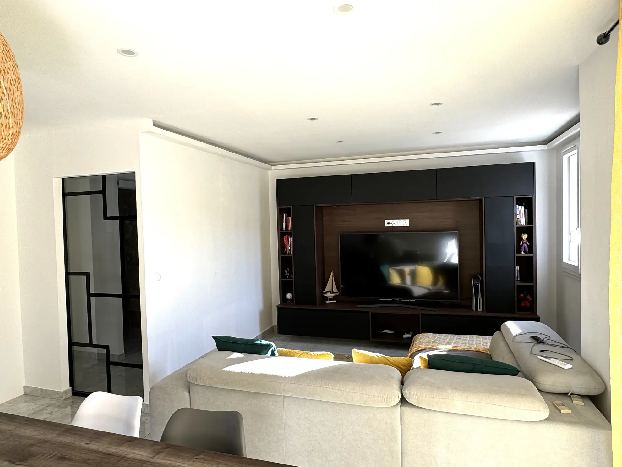 Villa rénovée de 110m² à Mably avec terrain clôturé et garage 