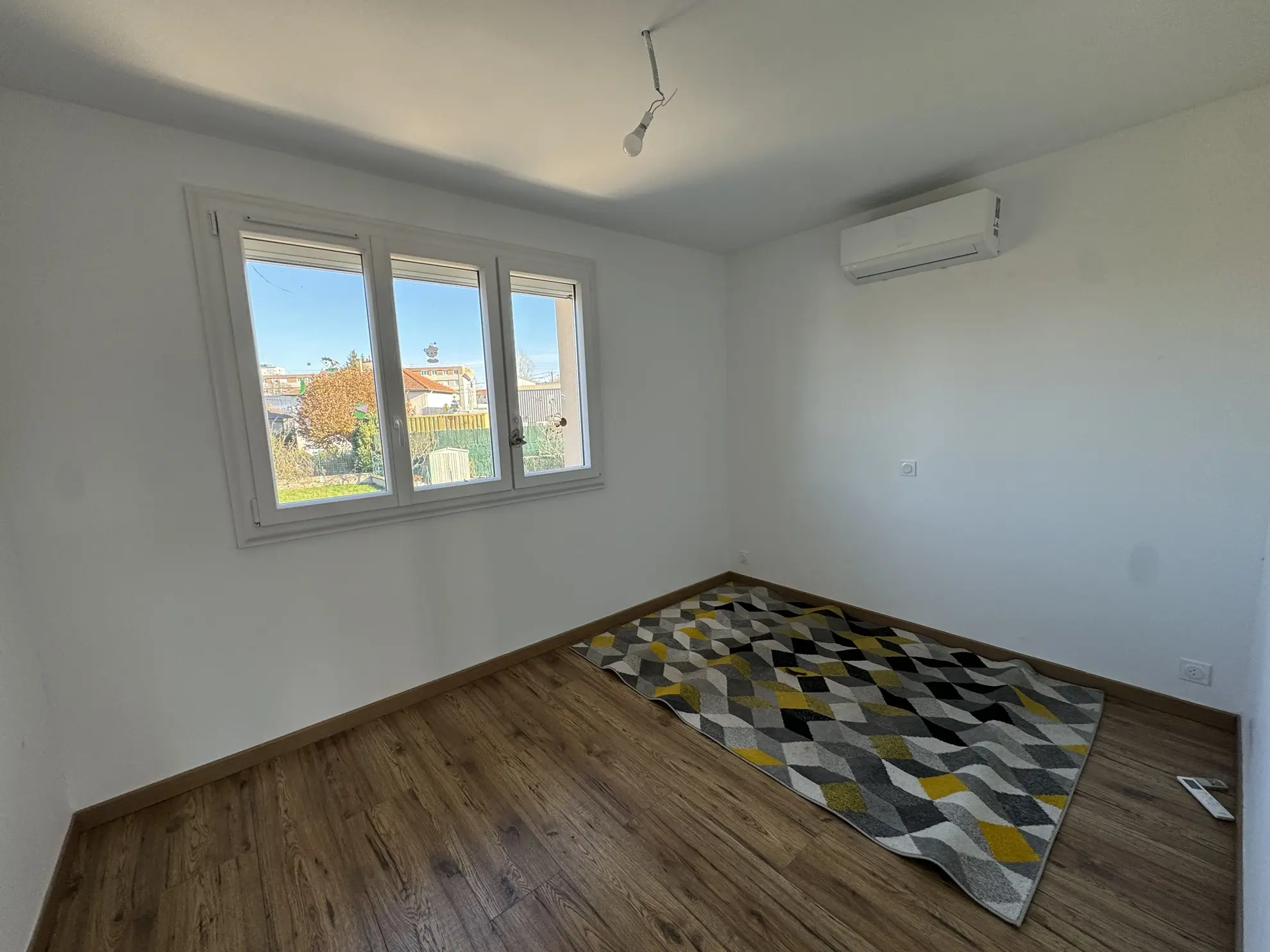 Villa rénovée de 110m² à Mably avec terrain clôturé et garage 