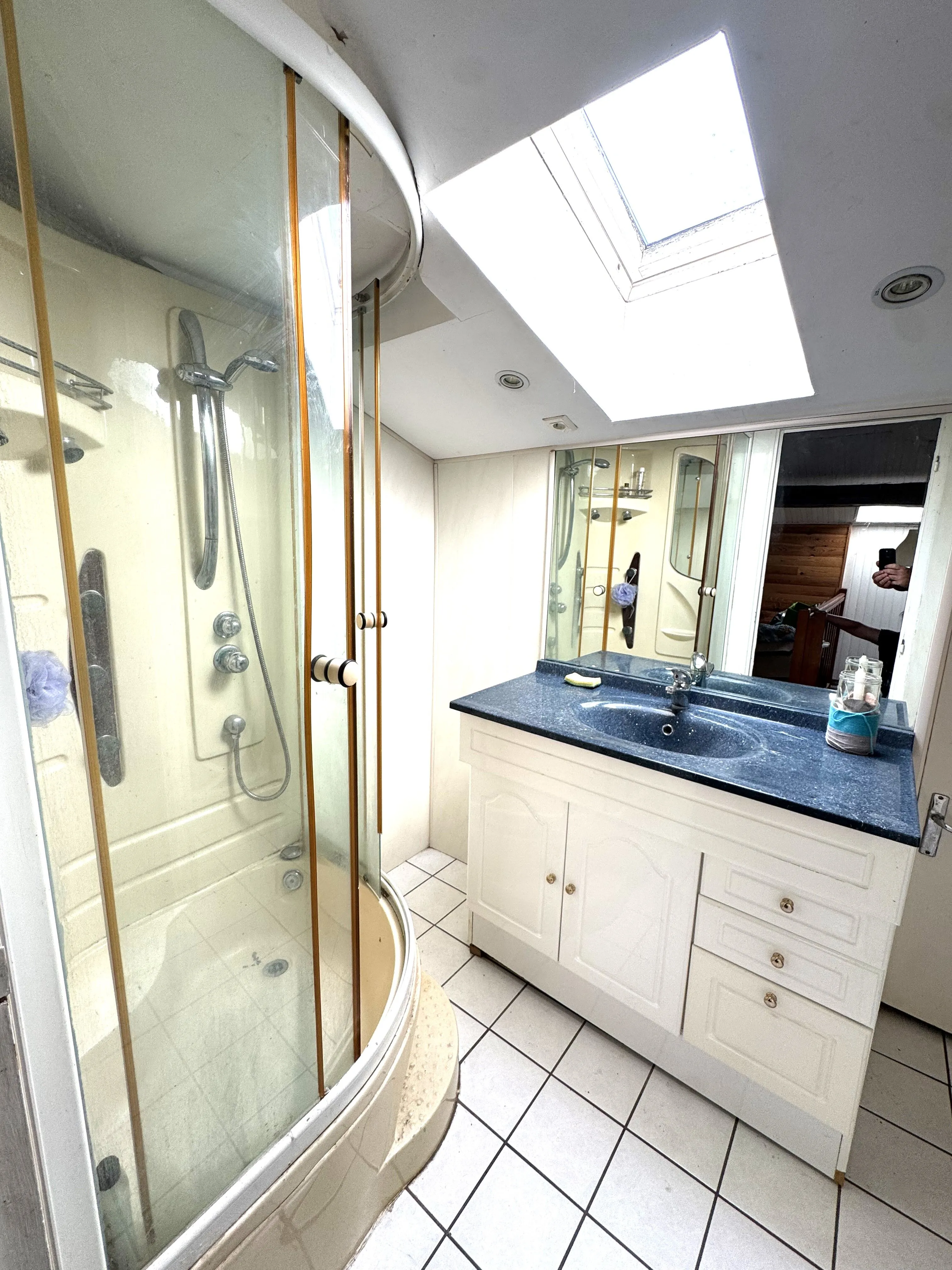 Maison à vendre à Saint-Germain Lespinasse avec piscine et travaux à prévoir 