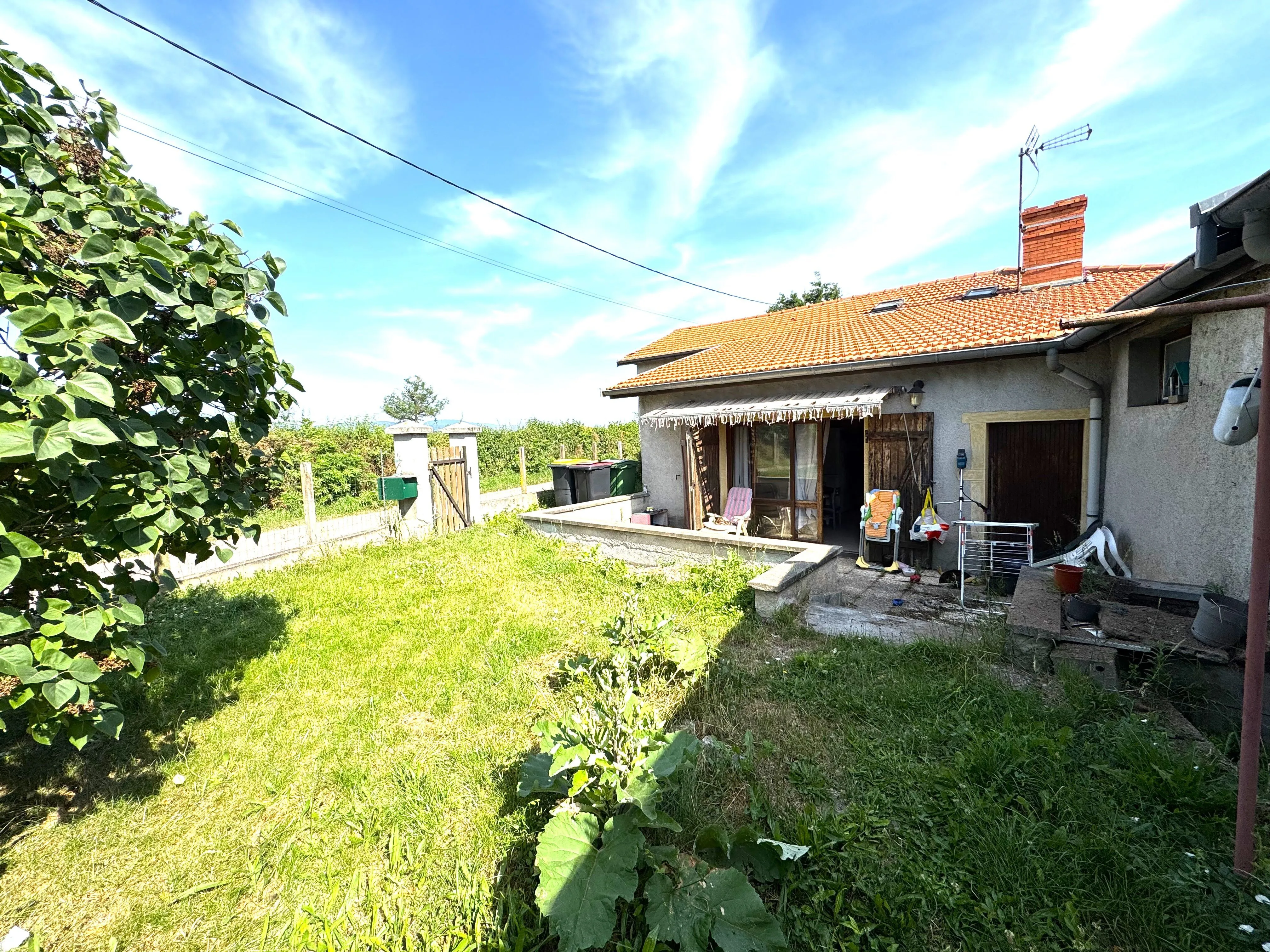 Maison à vendre à Saint-Germain-Lespinasse avec piscine et potentiel de rénovation 