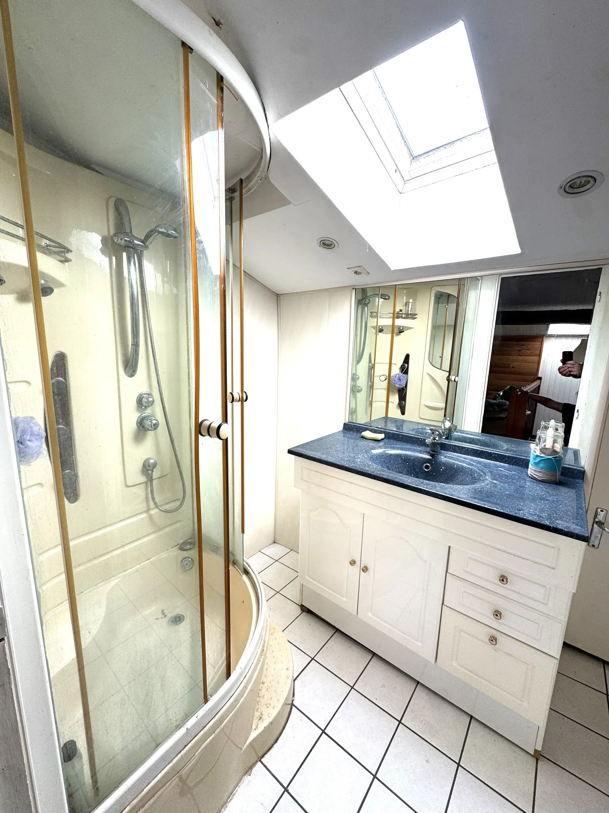 Maison à vendre avec piscine à Saint-Germain-Lespinasse - 140 m² à rénover 