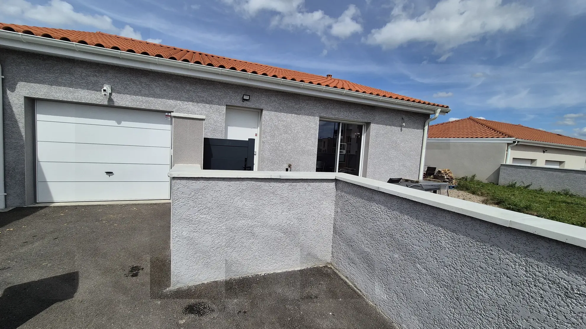 Maison neuve moderne de 86 m² avec garage à Roanne en bord de Loire 