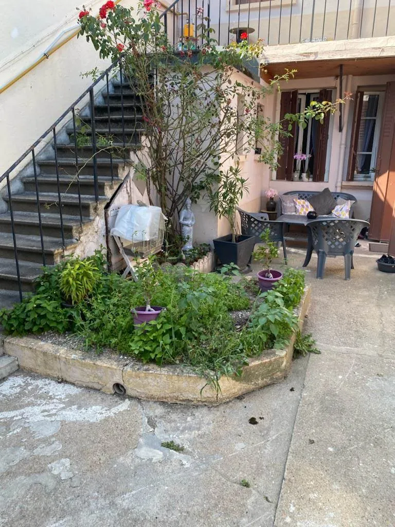 Maison à vendre à Roanne rue Hoche, 2 chambres, terrasse, cave, à rénover 