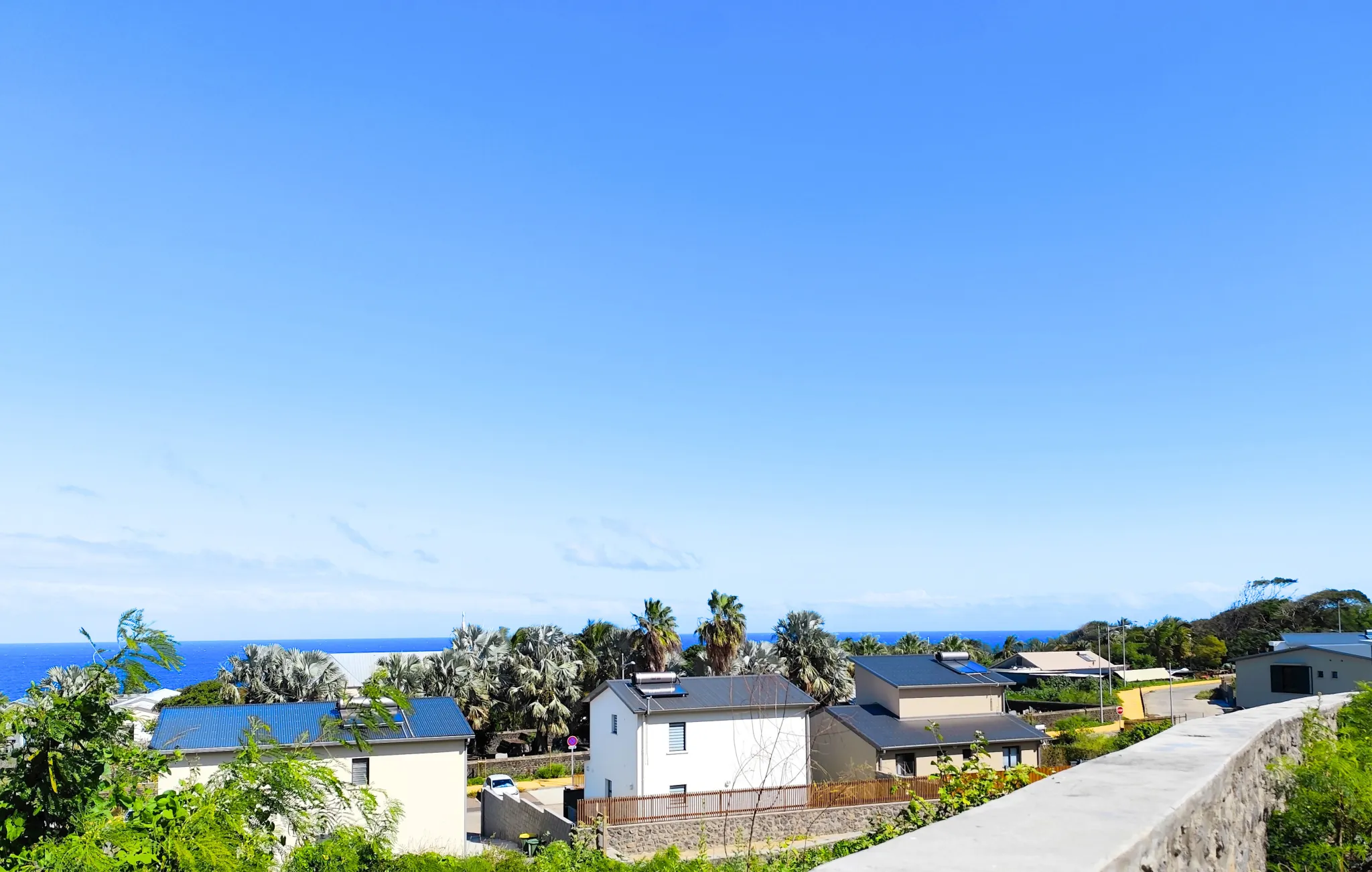 Terrain viabilisé de 429 m² avec vue mer à Grands-Bois, Saint-Pierre 