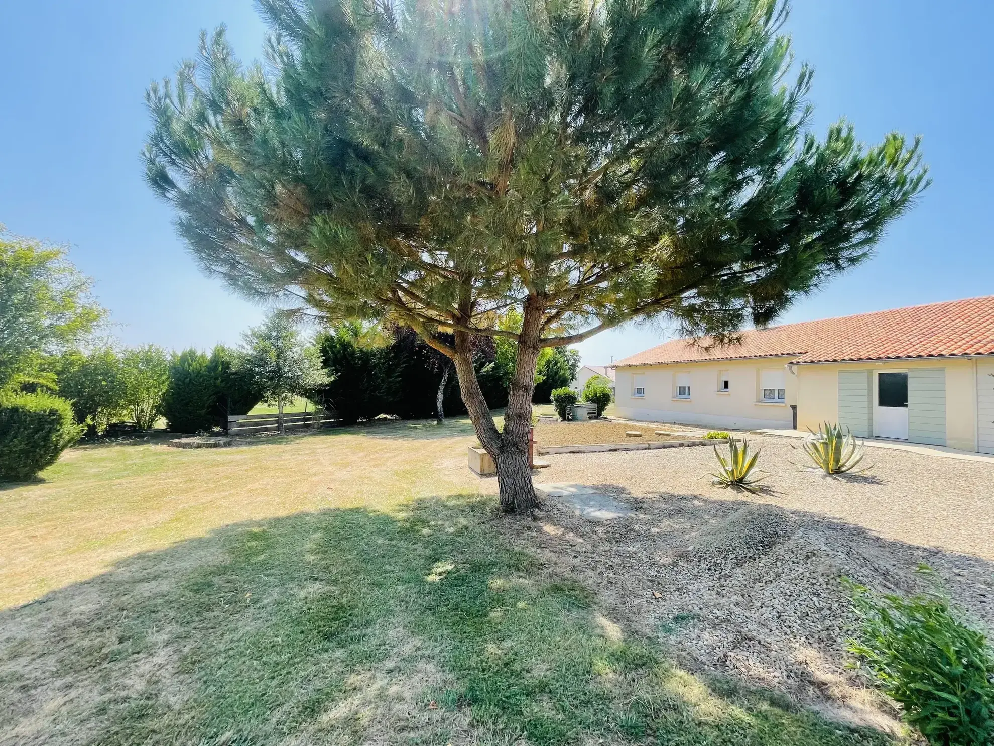 À vendre maison 106m² à Nieuil-l'Espoir avec parc boisé et garage 