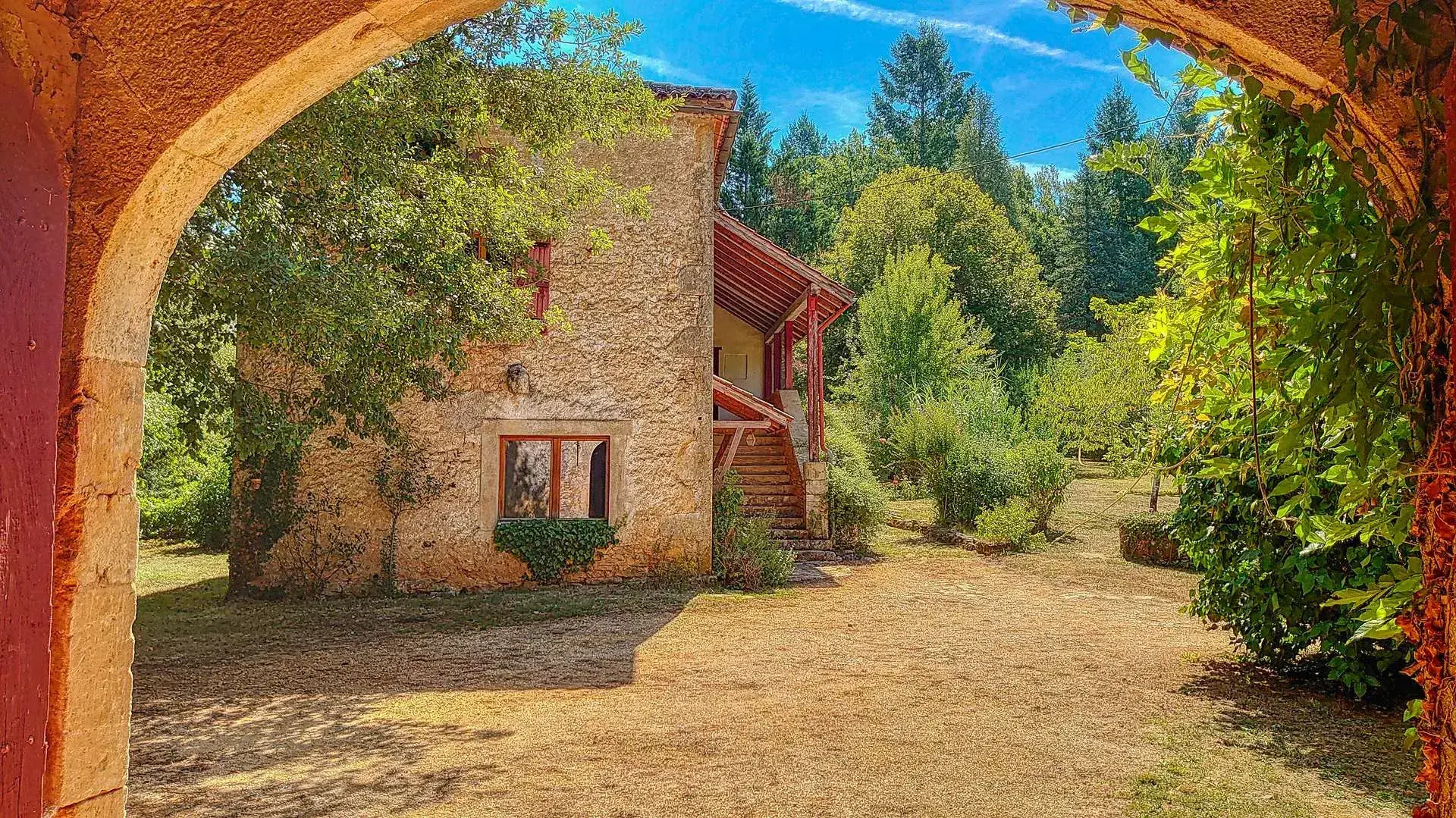 Maison lotoise avec grange et terrain de 1.7 ha à Montcabrier