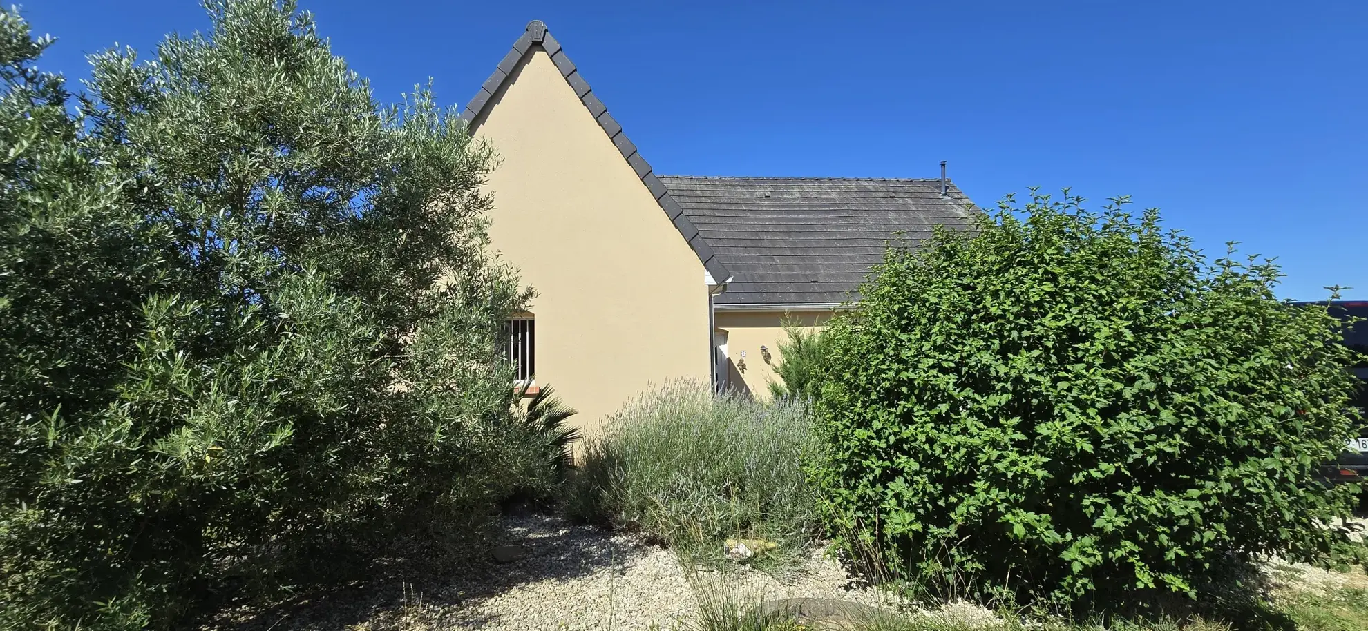 Maison avec terrain et vue campagne à Oucques, 128 m², garage, écuries 
