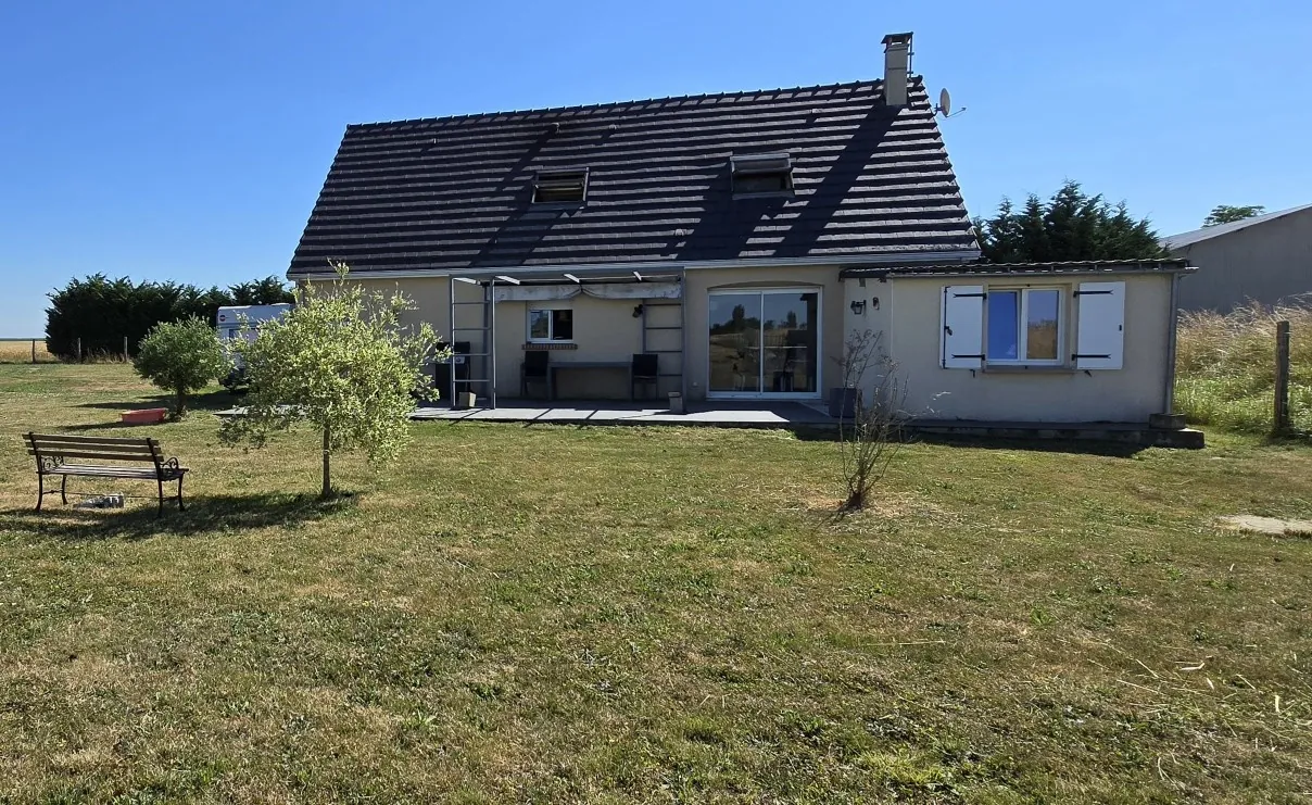 Maison avec terrain et vue campagne à Oucques, 128 m², garage, écuries 