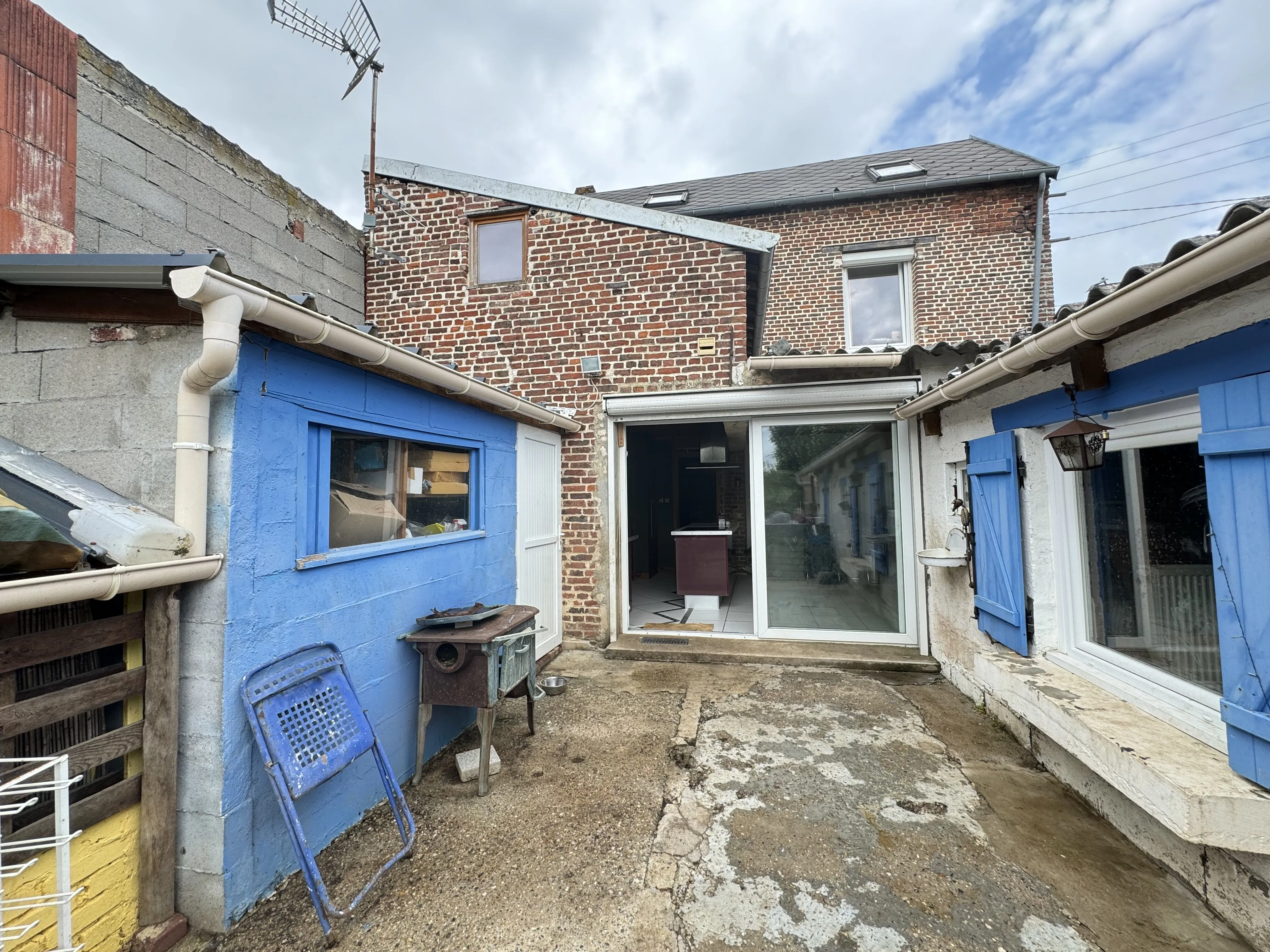 Maison à vendre proche du centre-ville de Villers-Bretonneux avec jardin et dépendances 