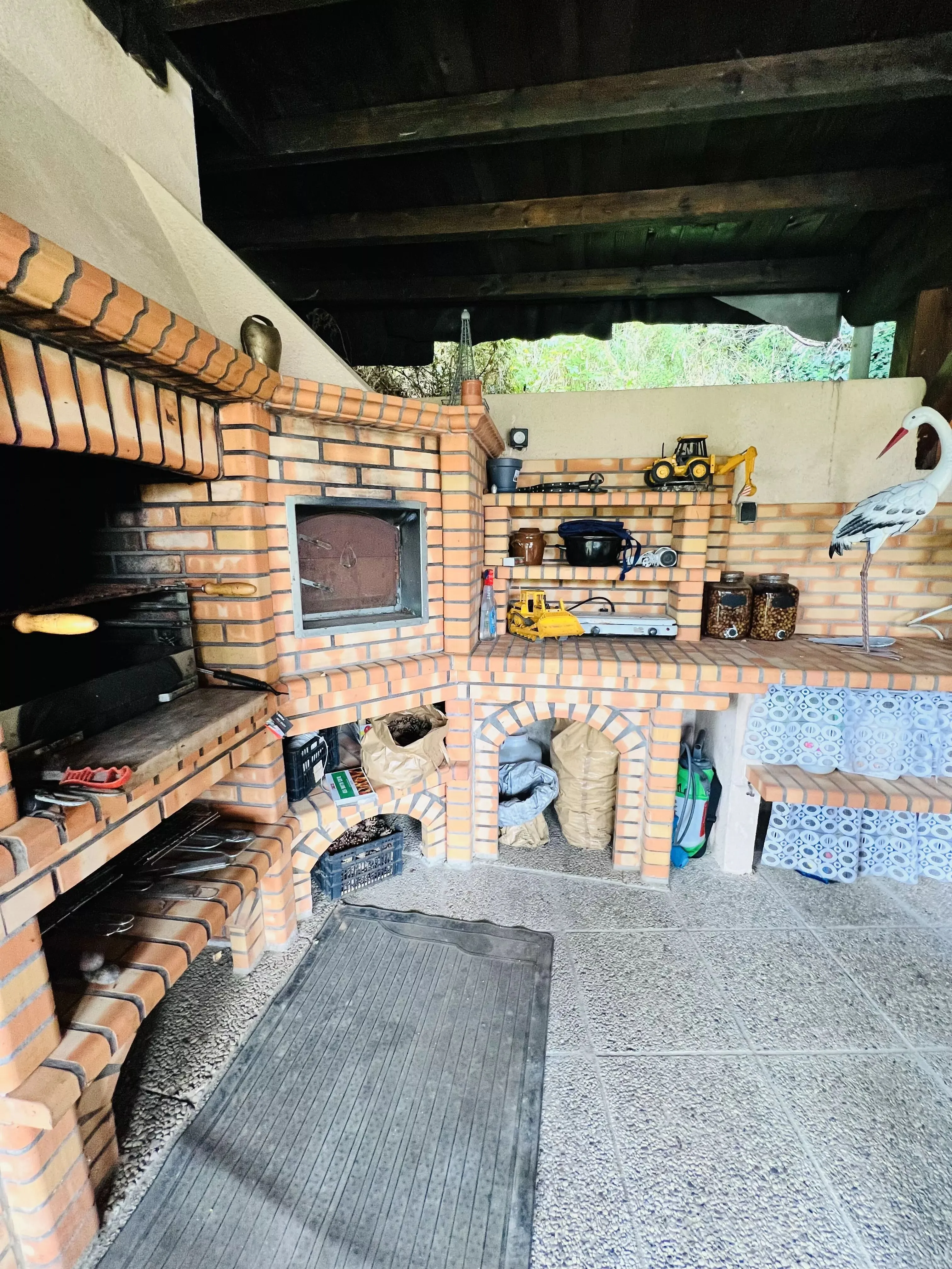 Grande maison de campagne à Chandon avec garage, terrasse et confort moderne 