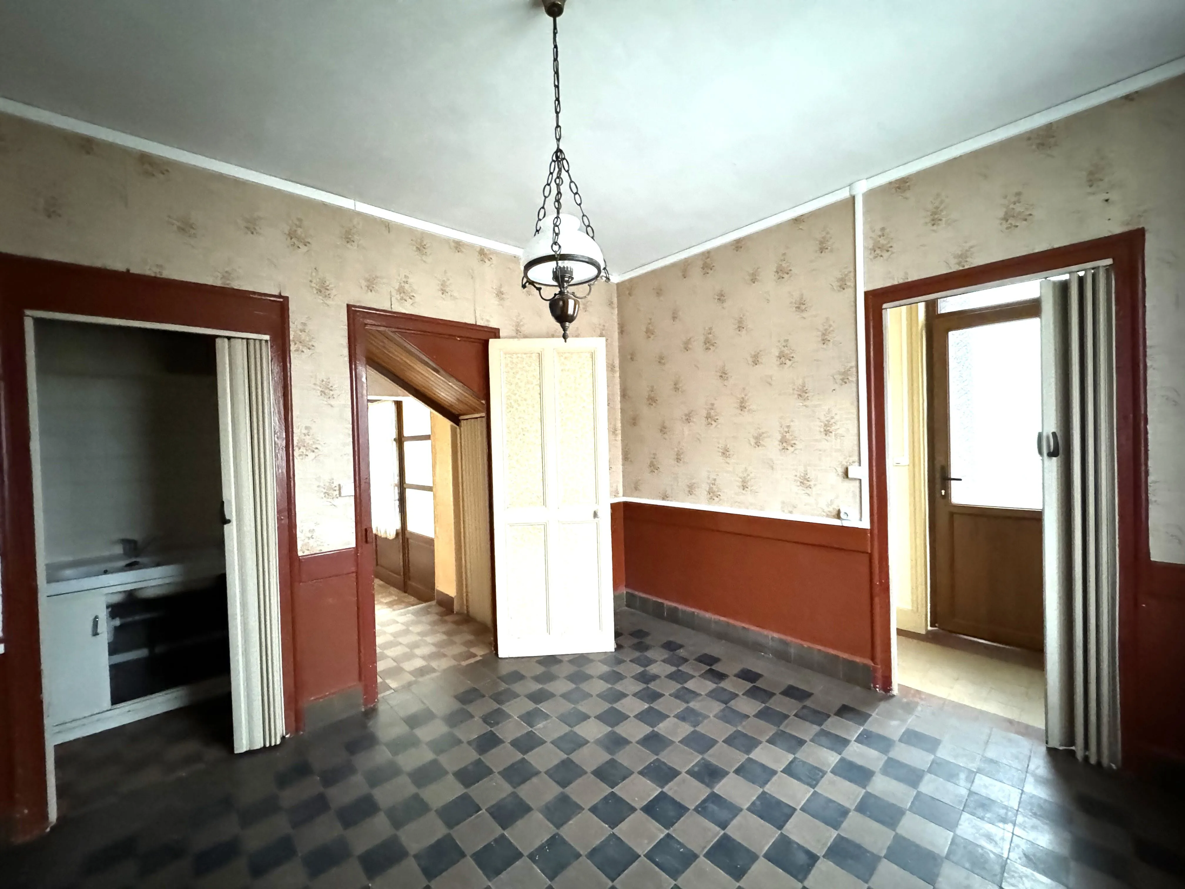 Maison de village à vendre à la Pacaudière avec garage et terrain constructible 