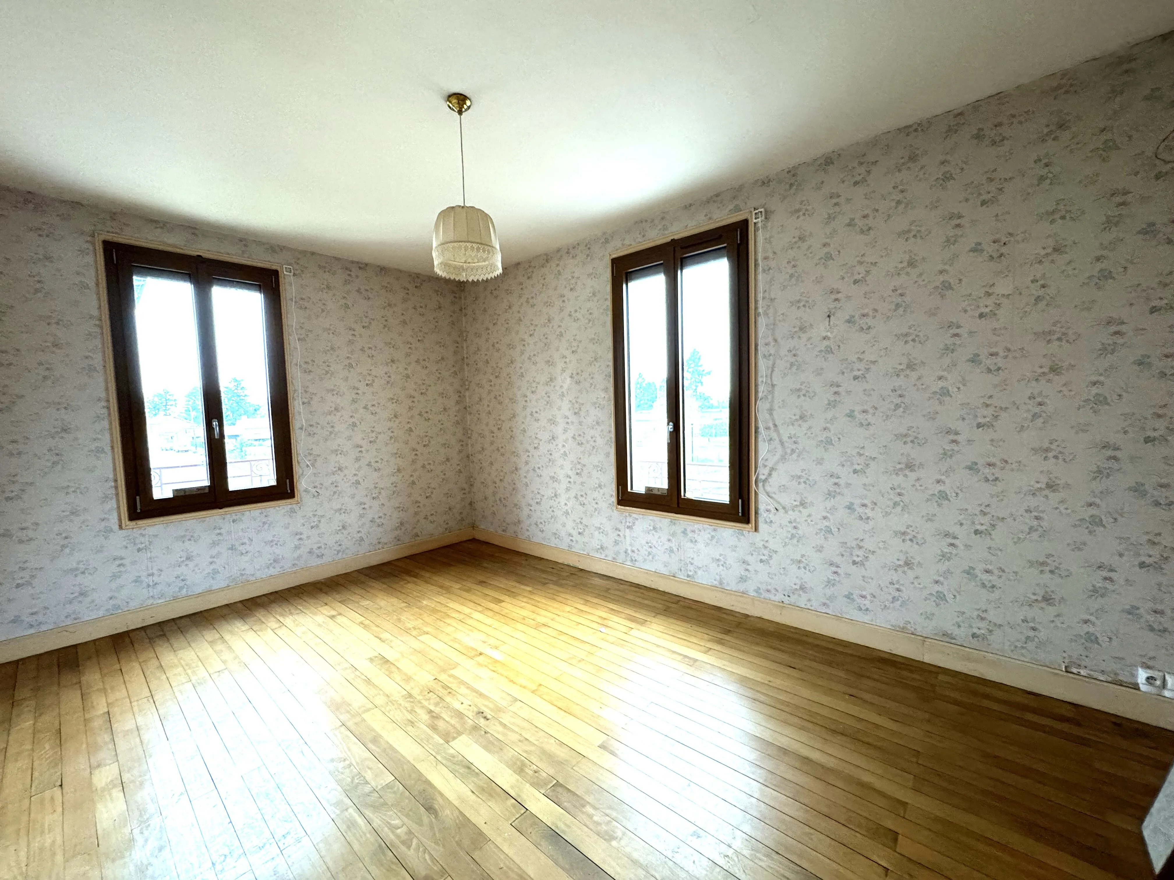 Maison de village à vendre à la Pacaudière avec garage et terrain constructible 