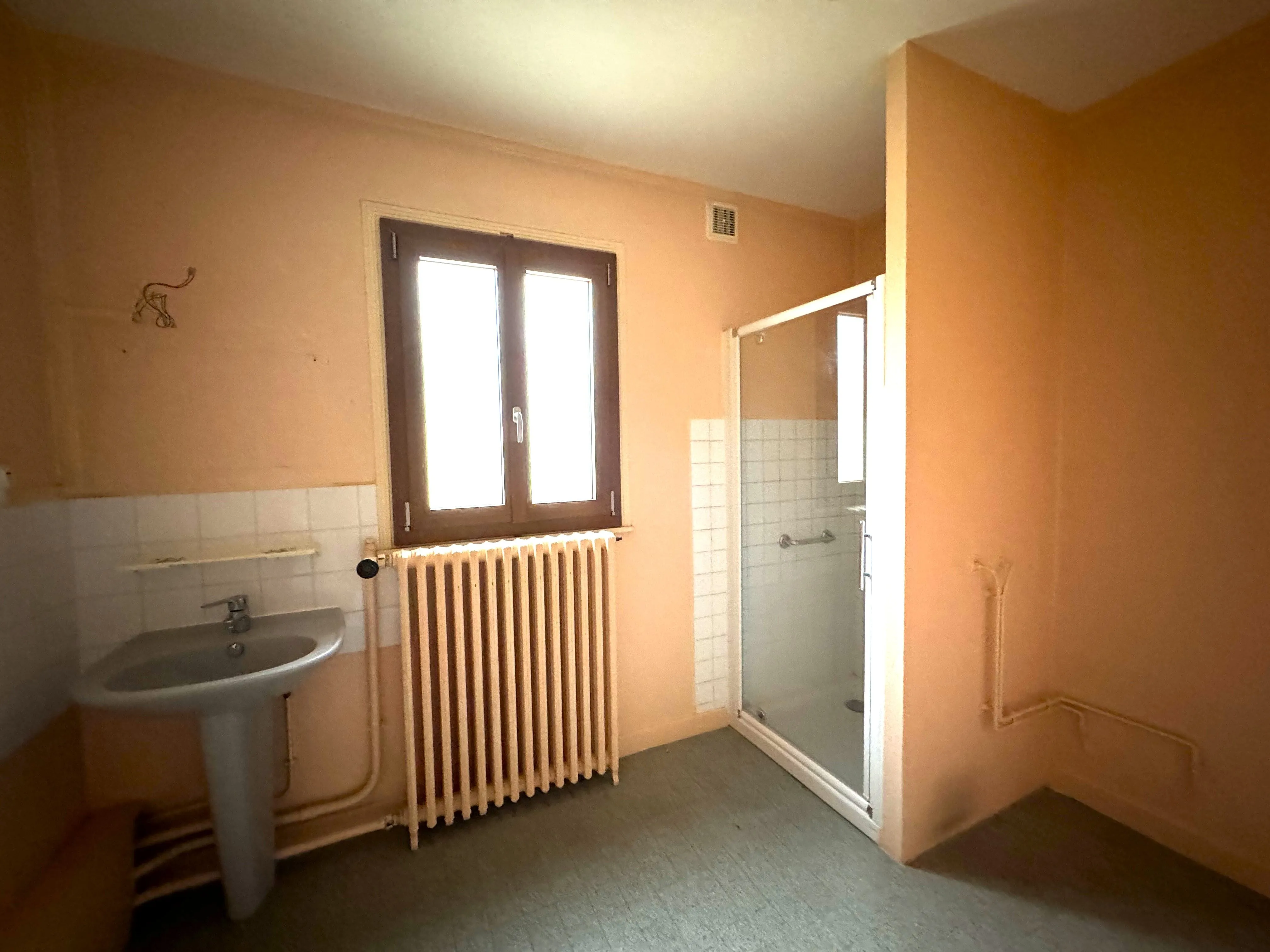 Maison de village à vendre à la Pacaudière de 100 m² avec atelier et terrain constructible 