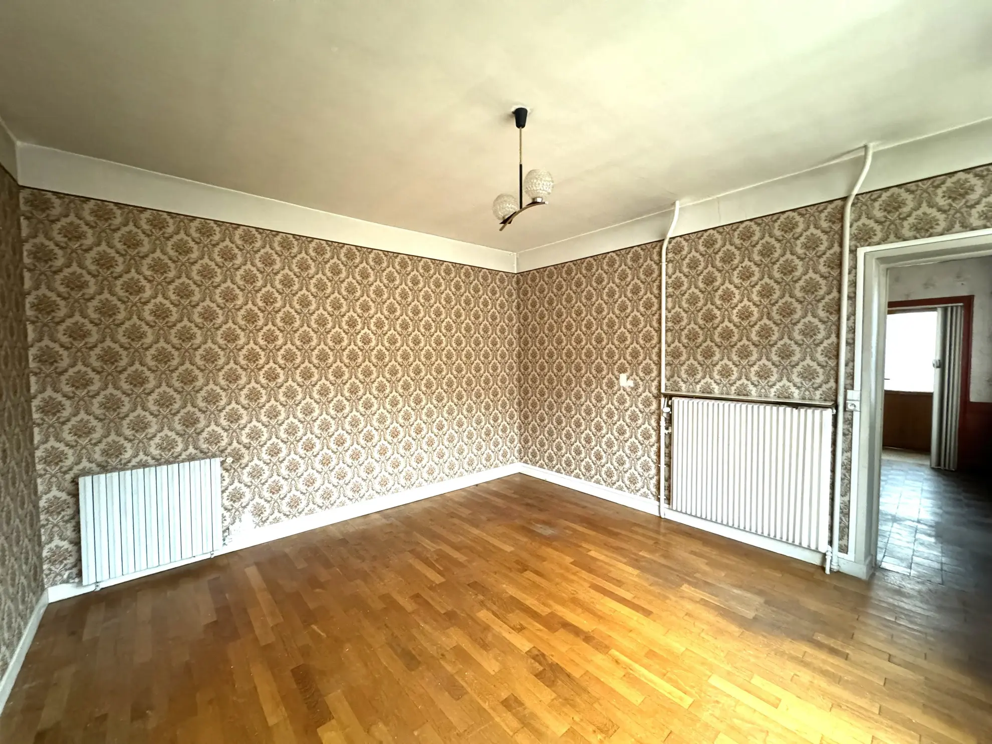 Maison de village rénovée à La Pacaudière avec atelier et terrain constructible 