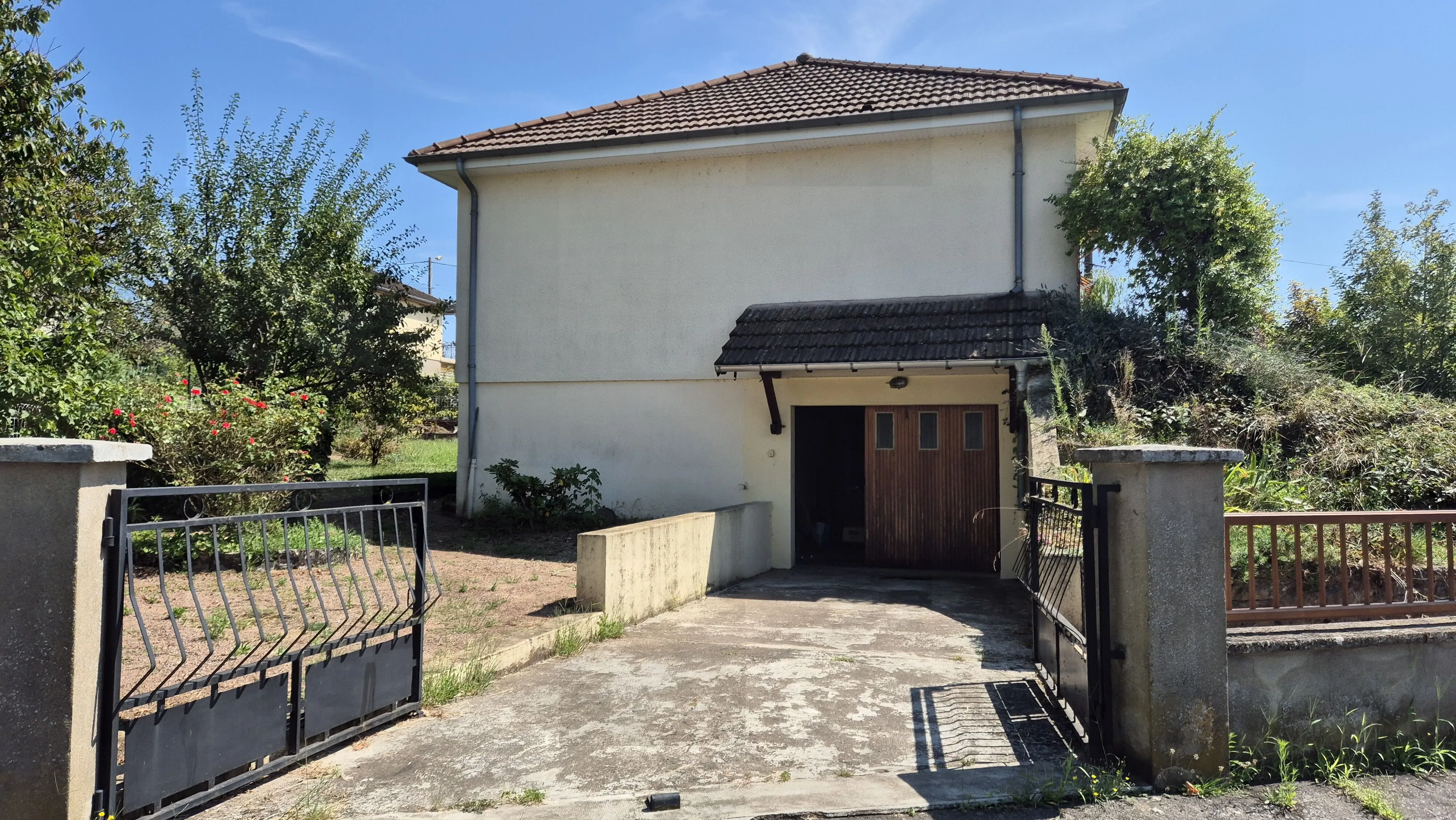 Maison à vendre à Gueugnon – 3 chambres, sous-sol, terrasse, proche commerces 