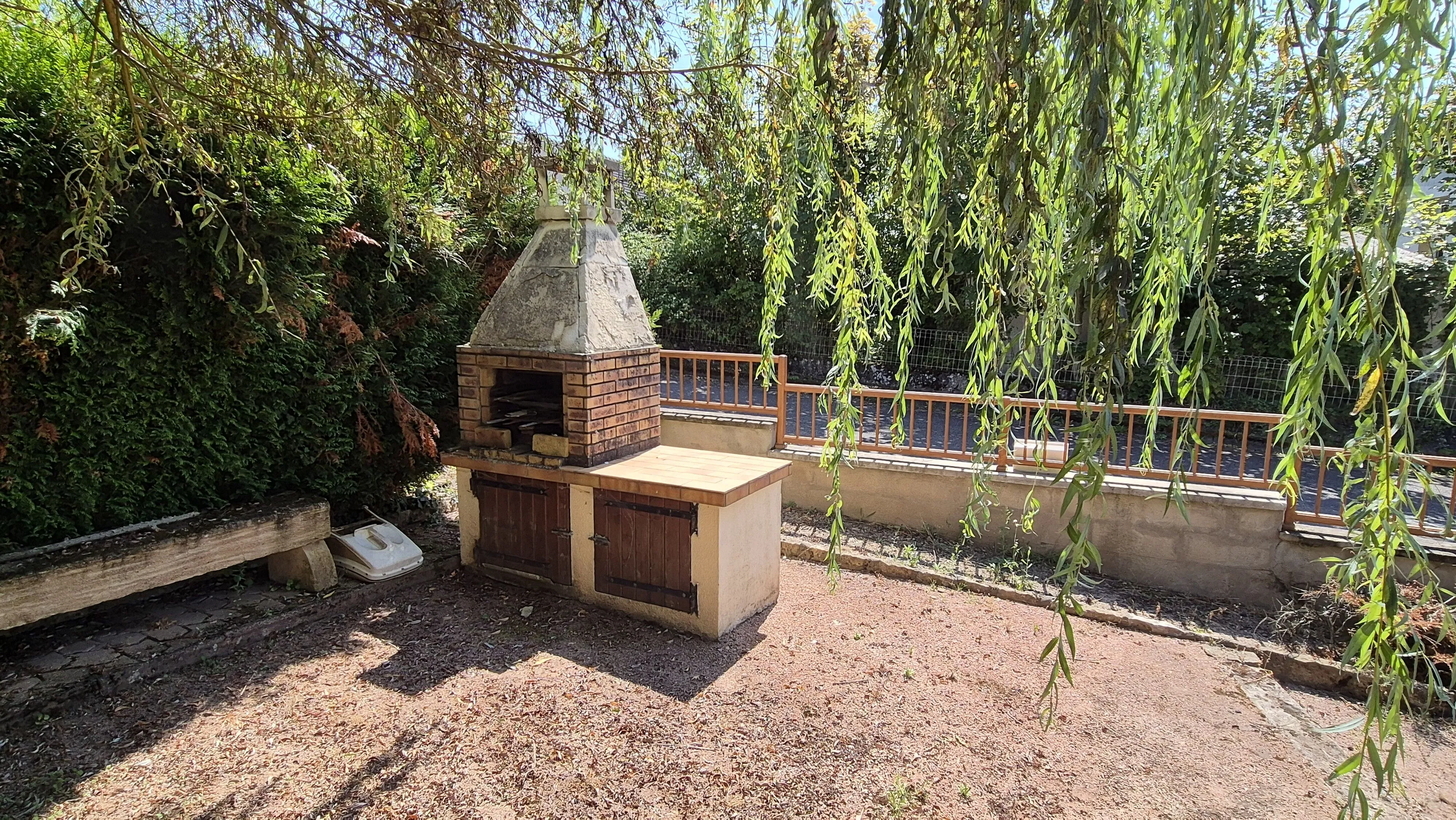 Maison à vendre à Gueugnon – 3 chambres, sous-sol, terrasse, proche commerces 