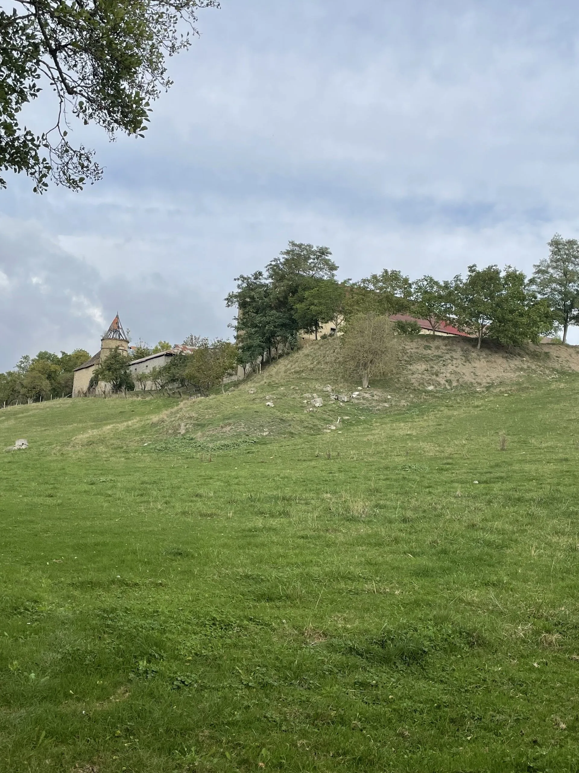 Ancien corps de ferme du XVIIIème siècle à rénover à Brugheas en Auvergne 