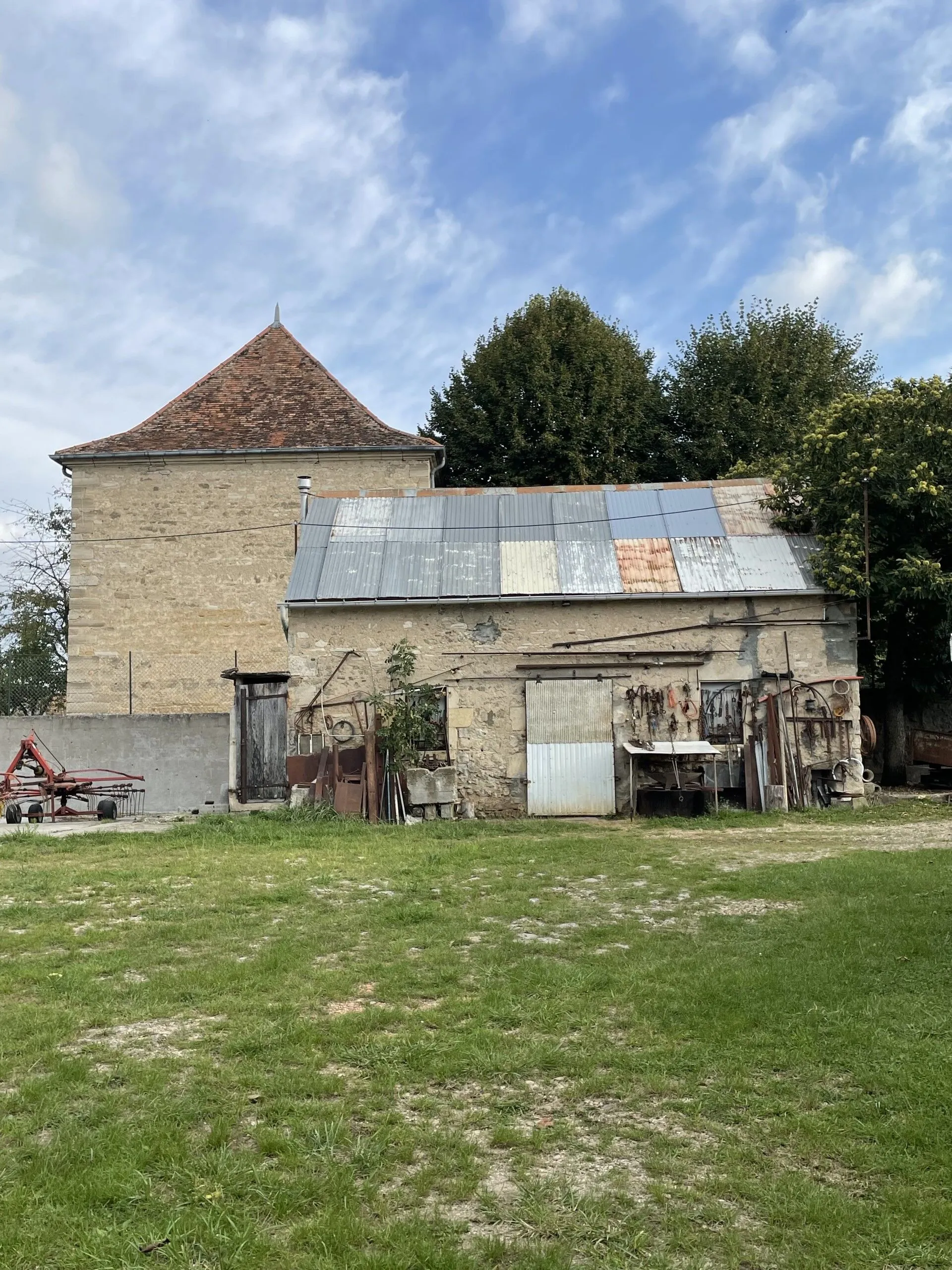 Ancien corps de ferme du XVIIIème siècle à rénover à Brugheas en Auvergne 