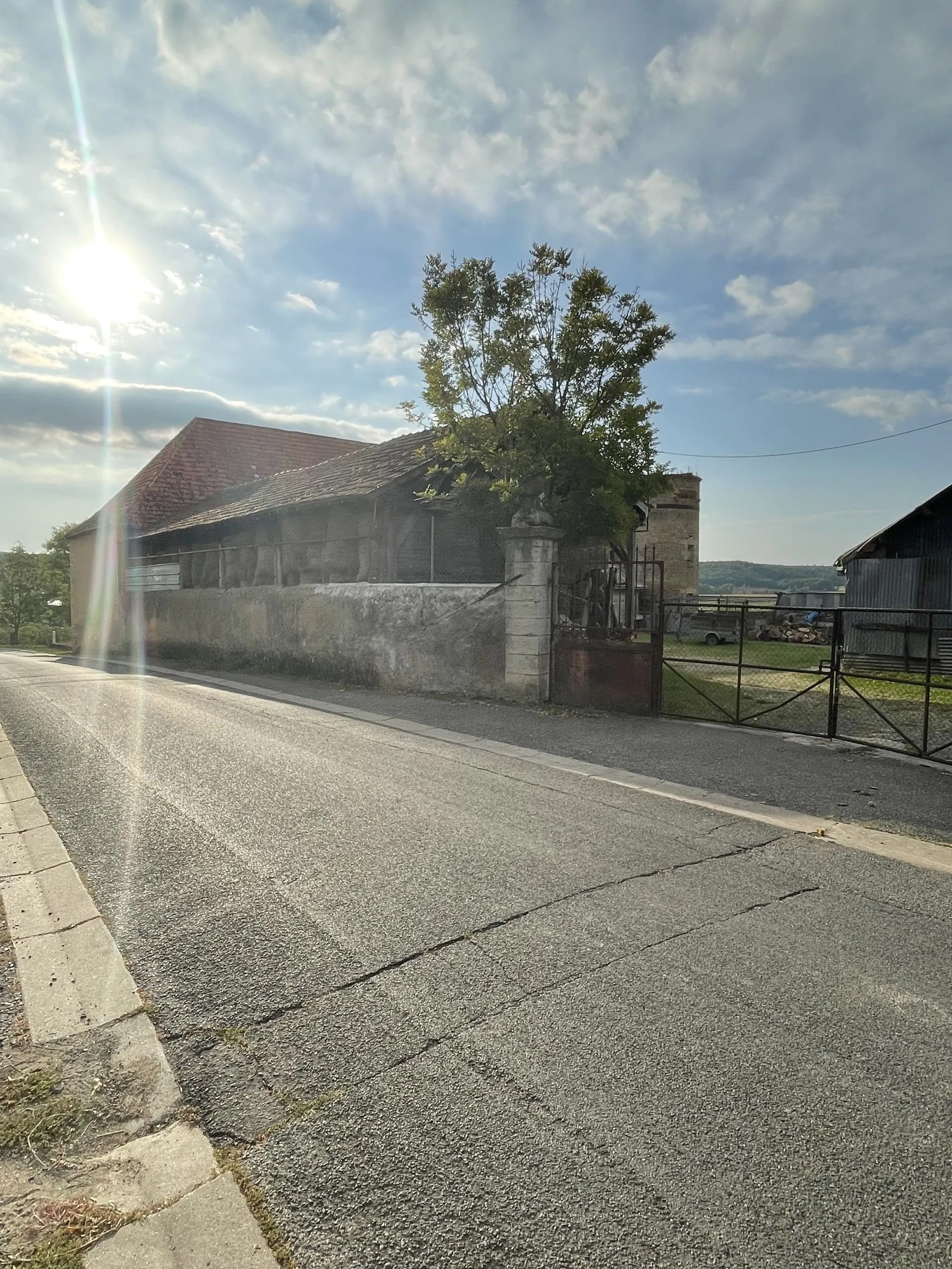Ancien corps de ferme du XVIIIème siècle à rénover à Brugheas en Auvergne 