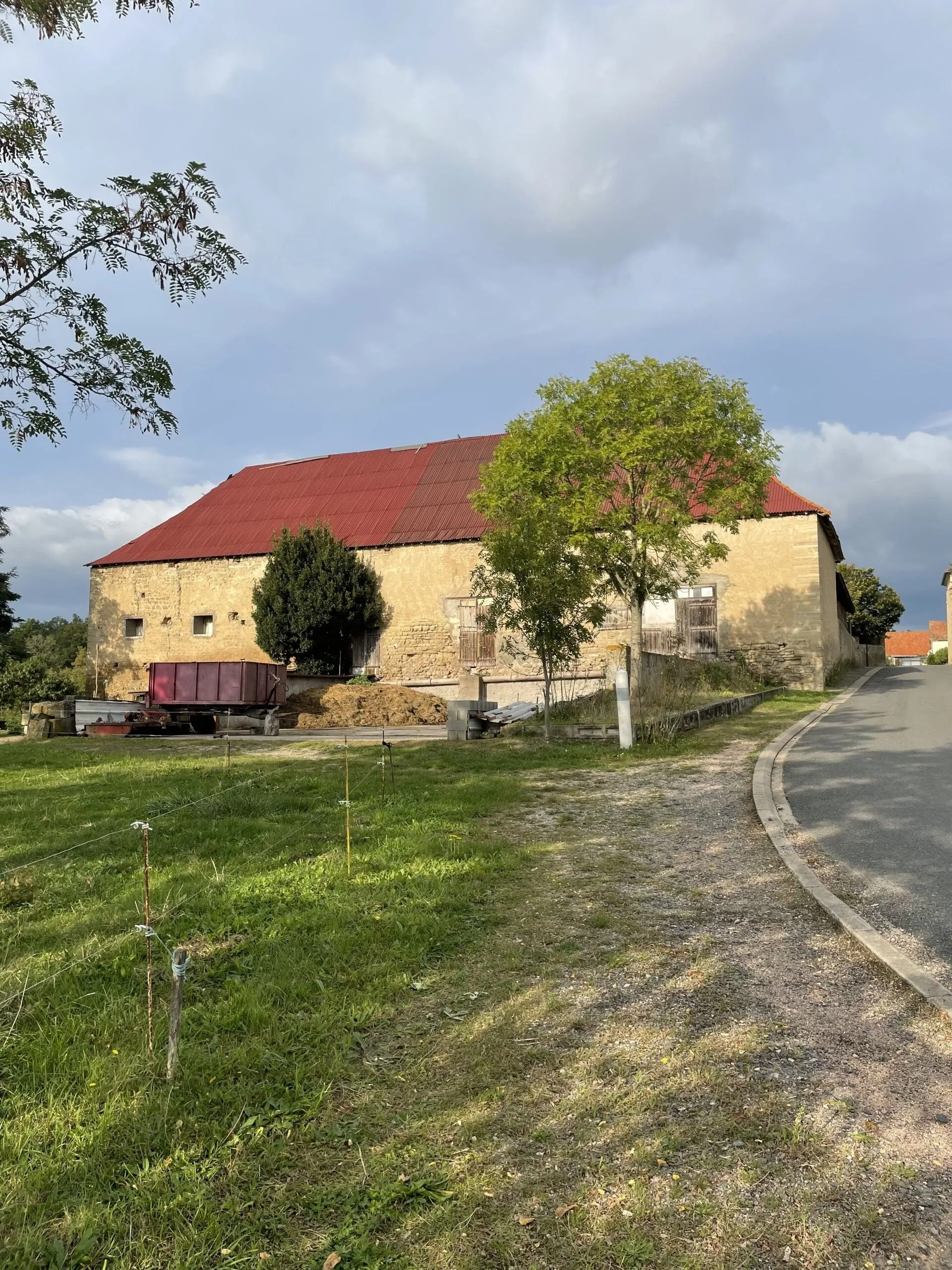 Ancien corps de ferme du XVIIIème siècle à rénover à Brugheas en Auvergne 