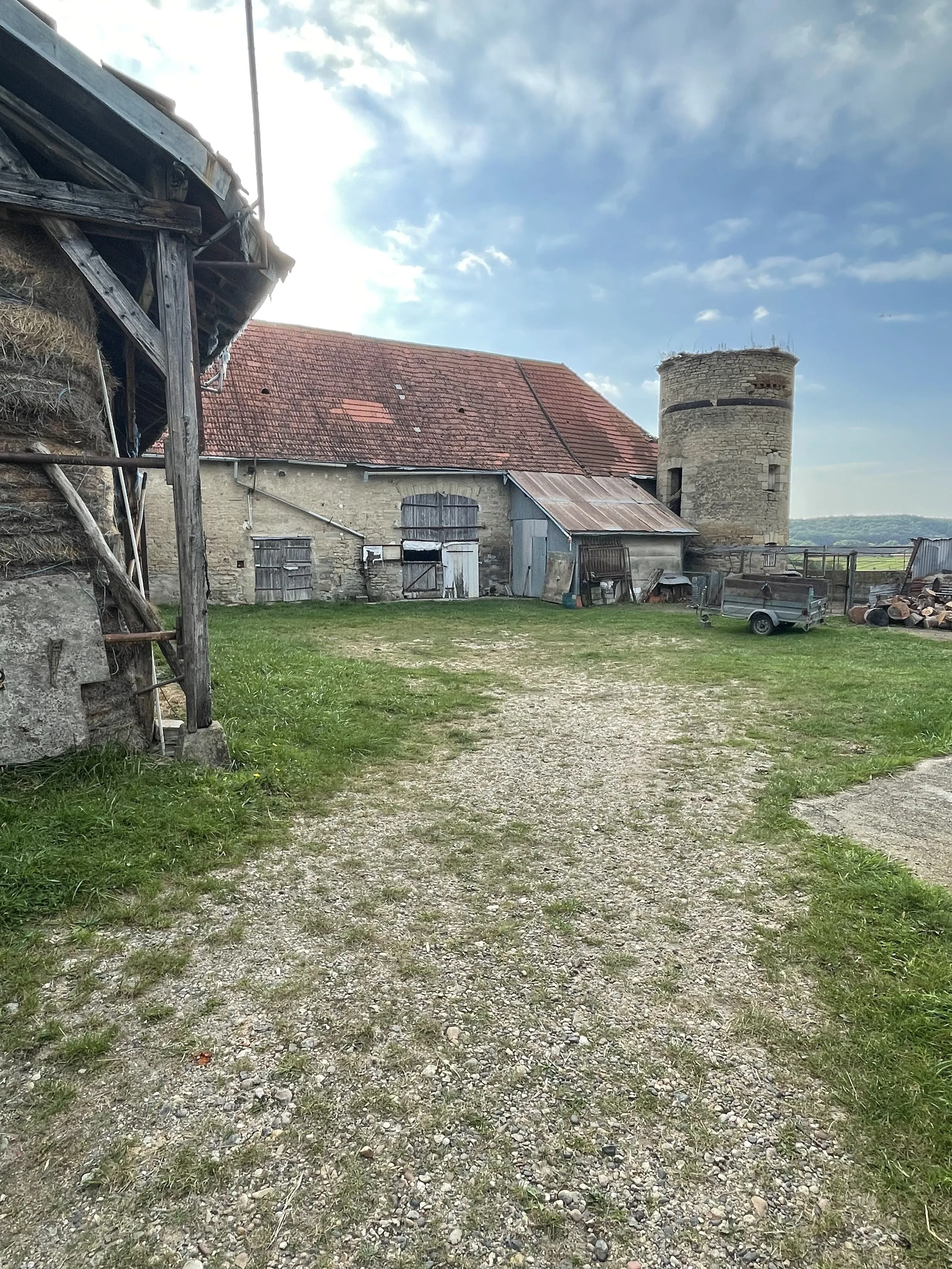Ancien corps de ferme du XVIIIème siècle à rénover à Brugheas en Auvergne 