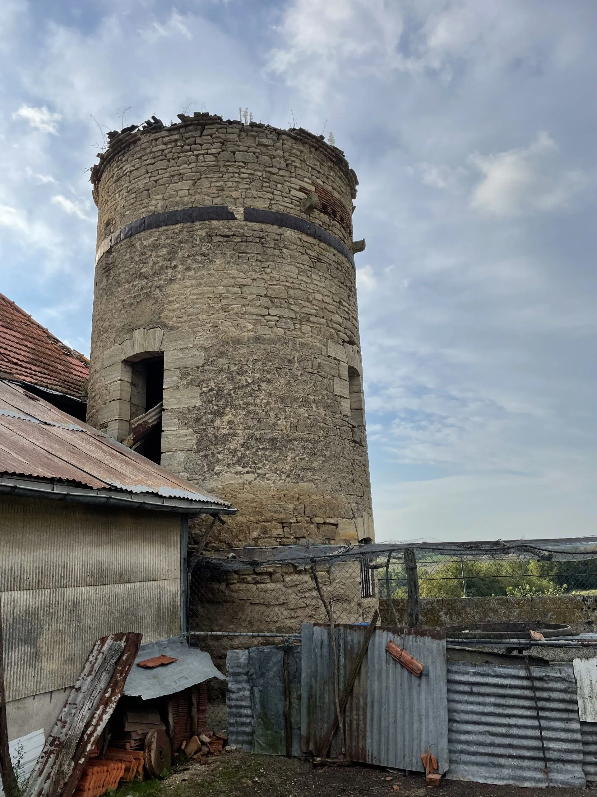Ancien corps de ferme du XVIIIème siècle à rénover à Brugheas en Auvergne 