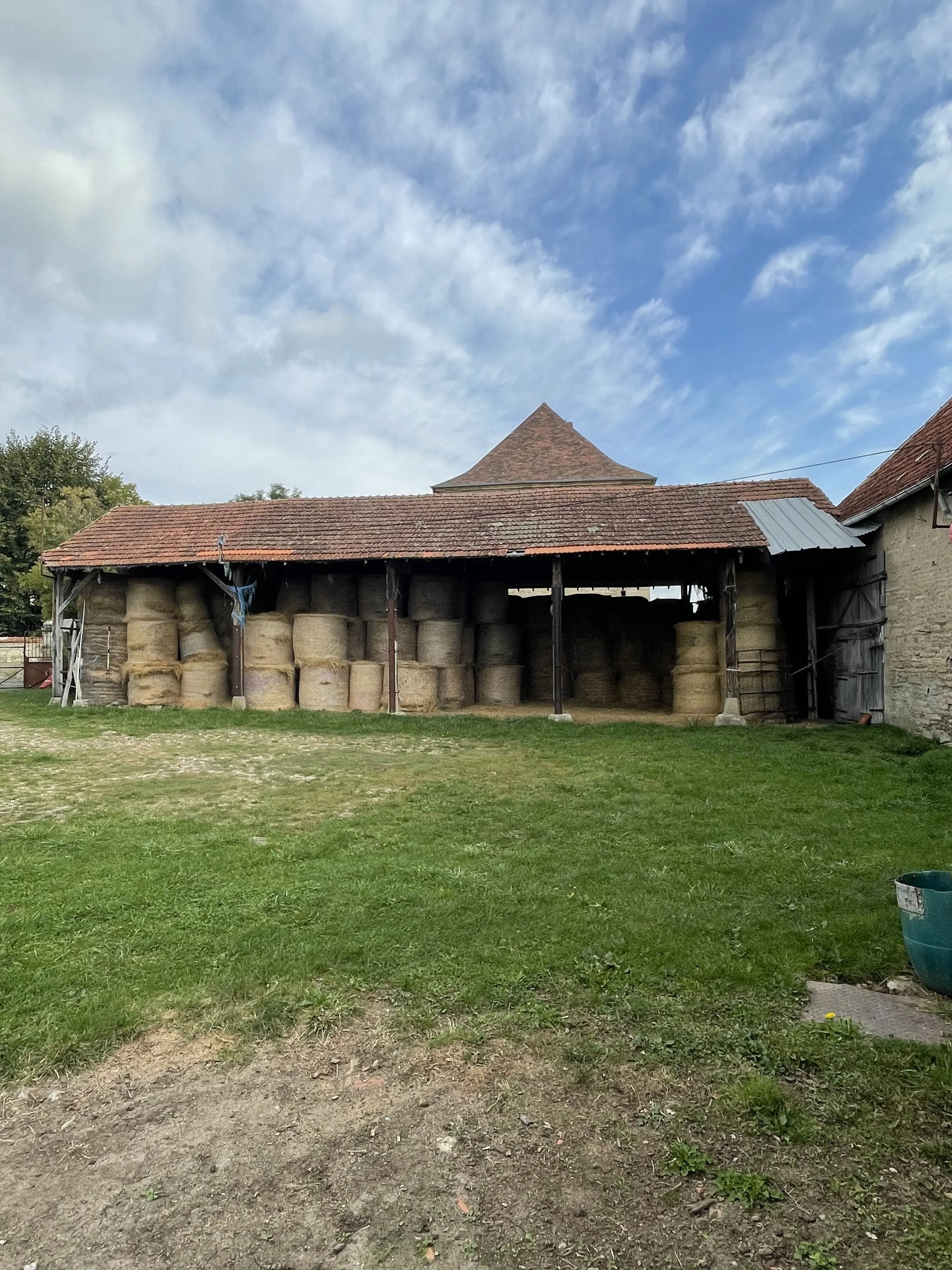 Ancien corps de ferme du XVIIIème siècle à rénover à Brugheas en Auvergne 
