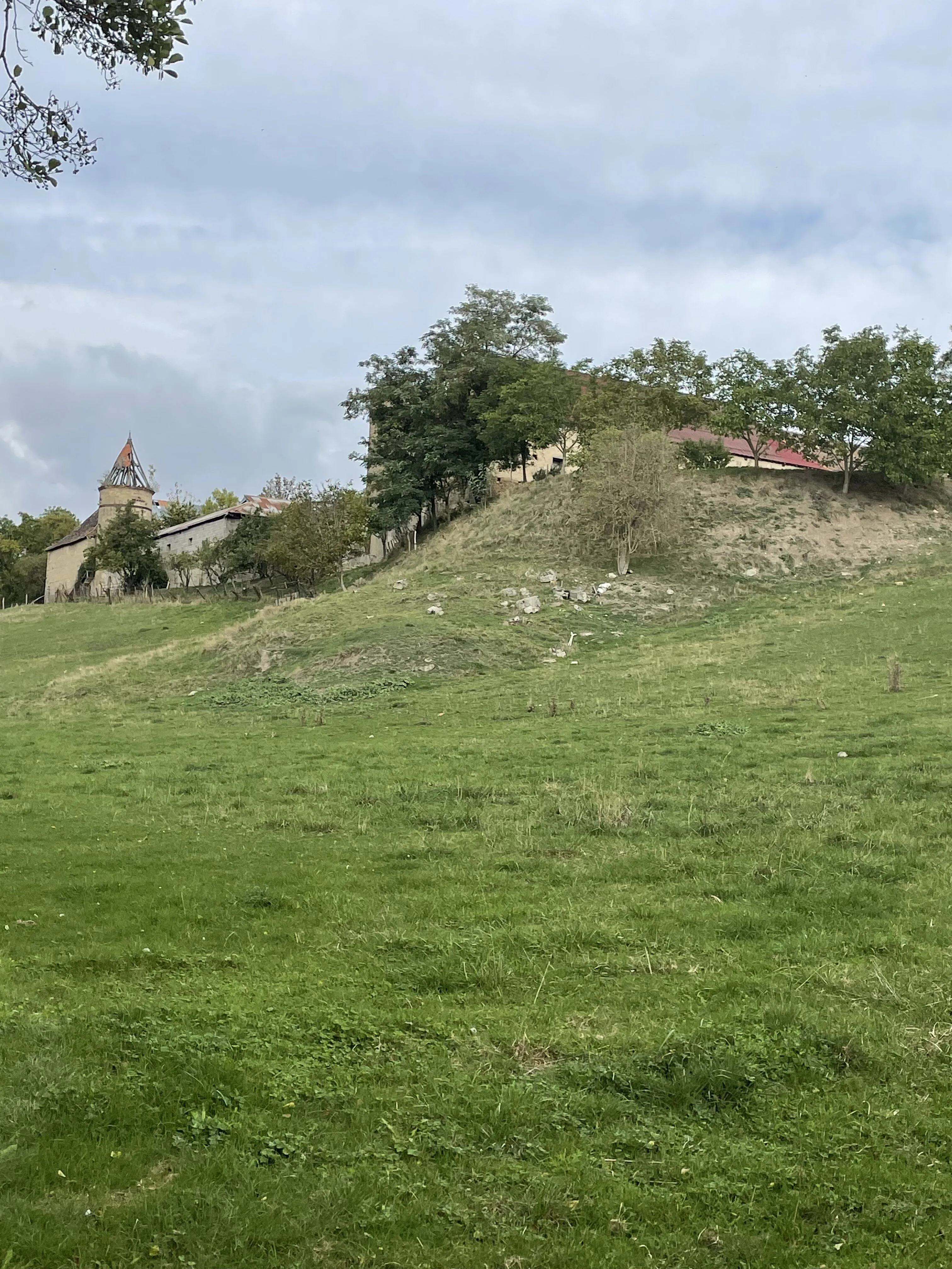 Ancien corps de ferme du XVIIIème siècle à rénover à Brugheas en Auvergne 