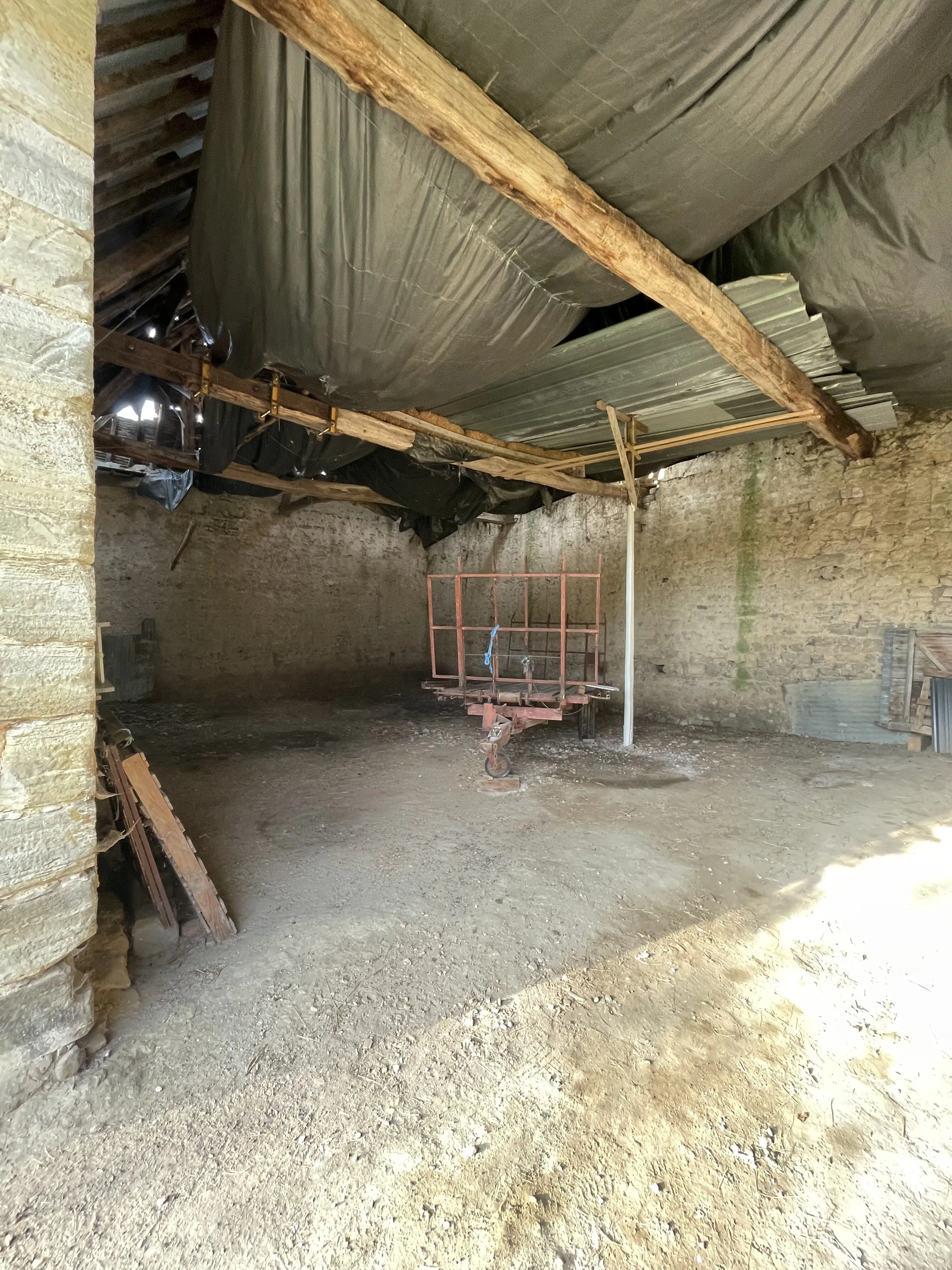 Ancien corps de ferme du XVIIIème siècle à rénover à Brugheas en Auvergne 