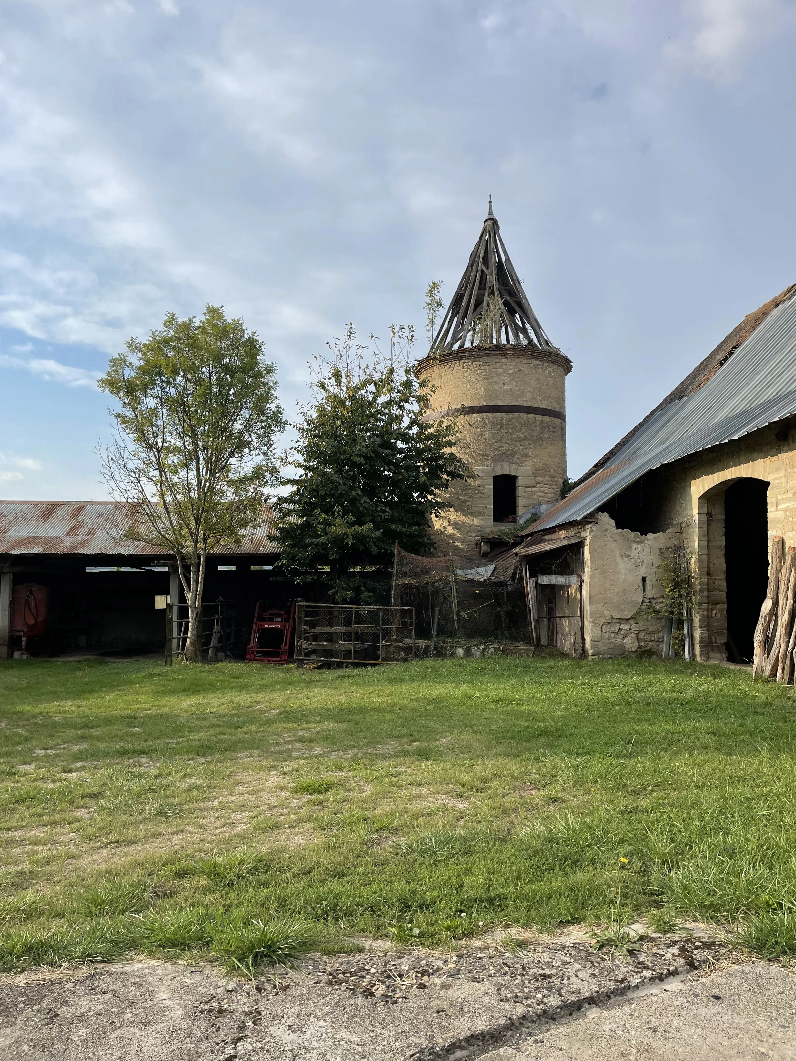 Ancien corps de ferme du XVIIIème siècle à rénover à Brugheas en Auvergne 