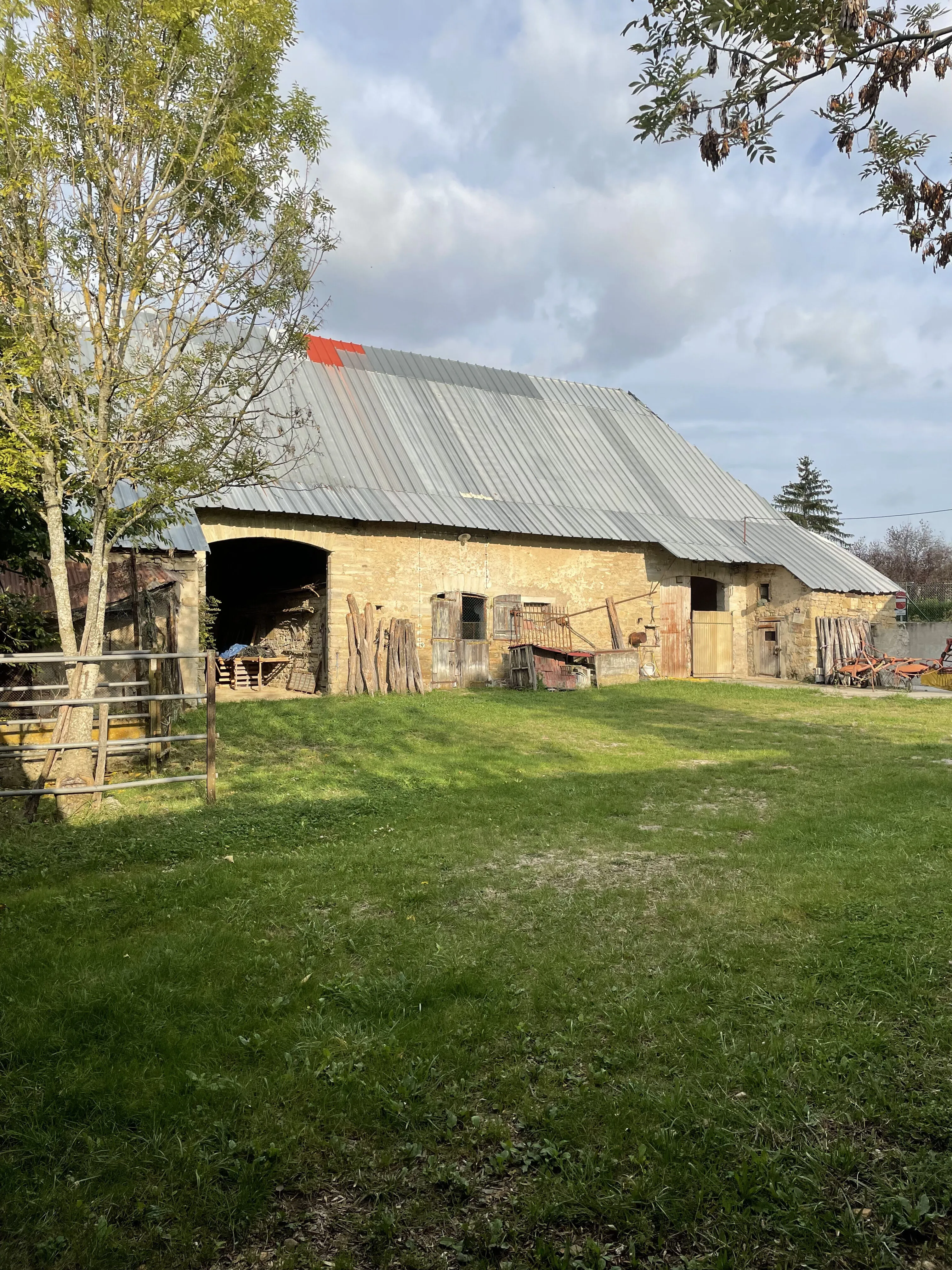 Ancien corps de ferme du XVIIIème siècle à rénover à Brugheas en Auvergne 
