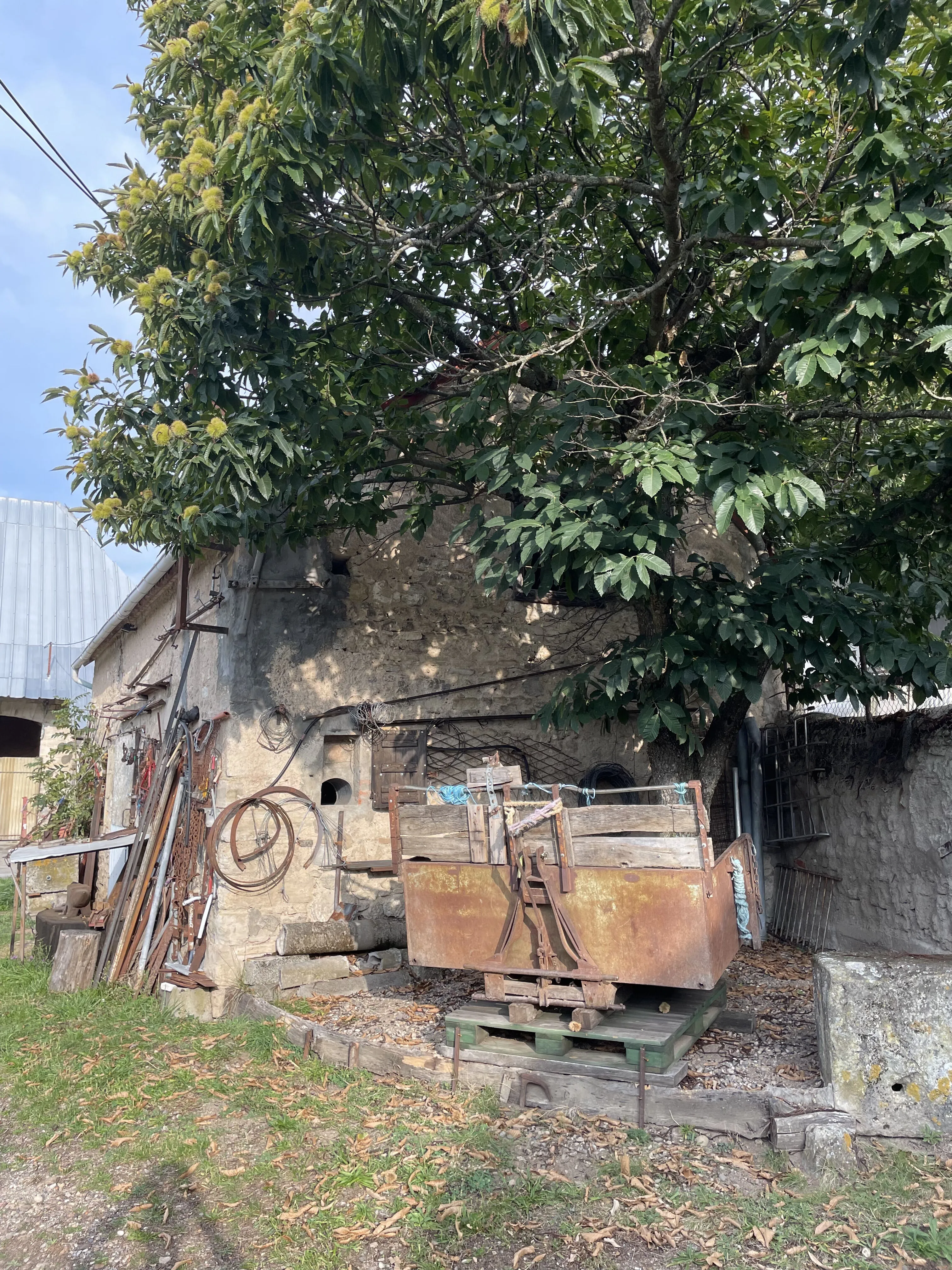 Ancien corps de ferme du XVIIIème siècle à rénover à Brugheas en Auvergne 