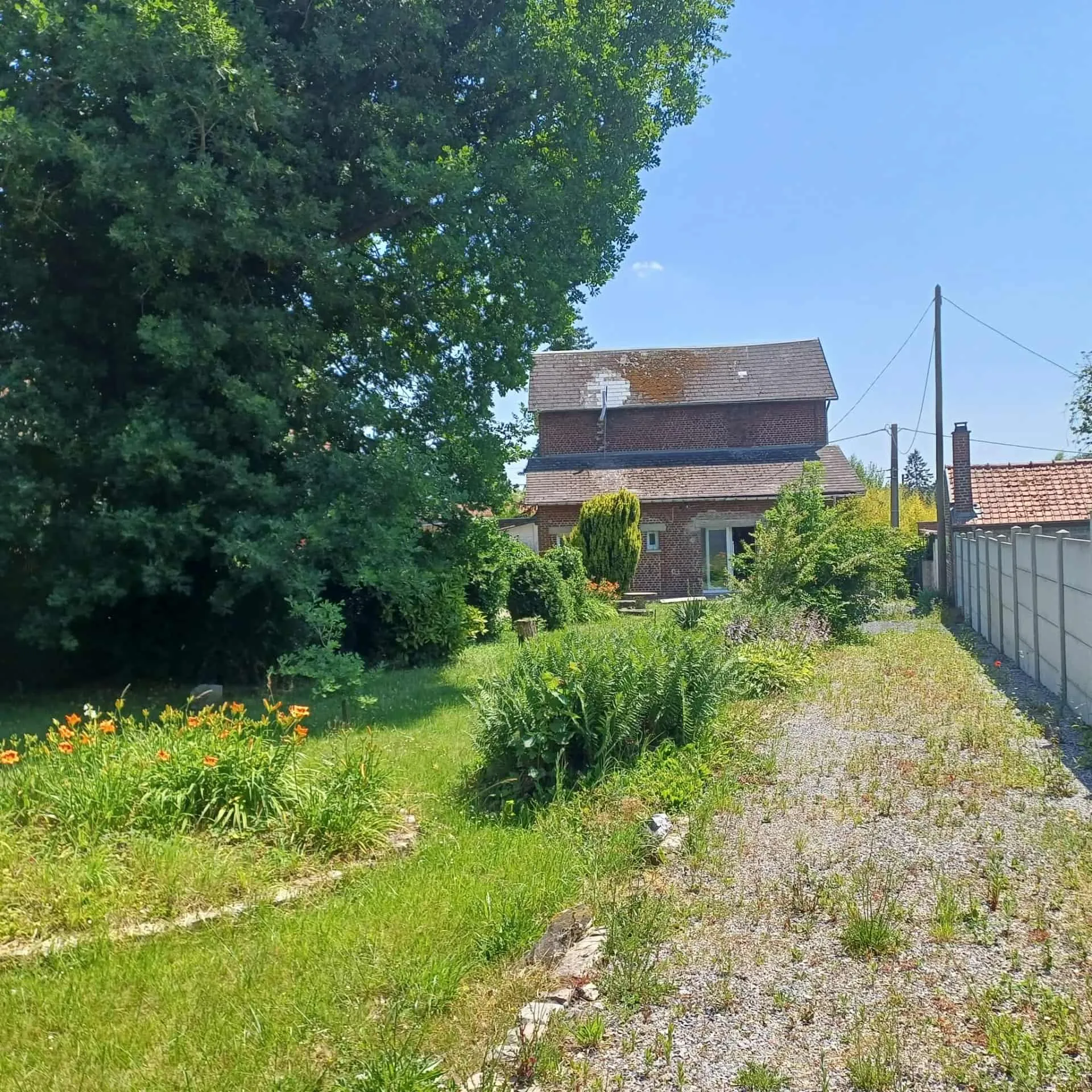 Maison à vendre à Landrecies – Grande propriété à rénover avec terrain de 1021 m² 