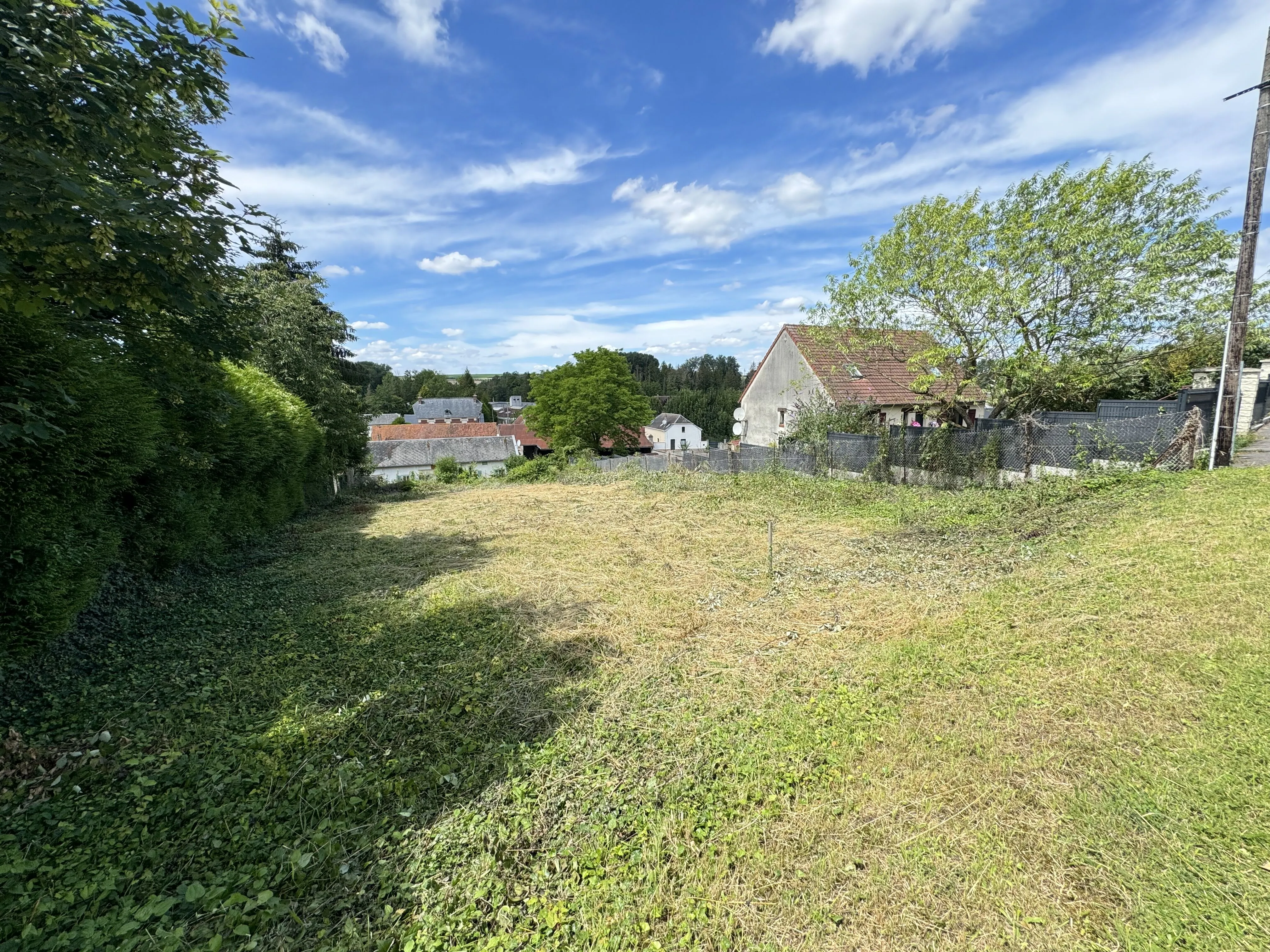 Terrain à bâtir de 831 m² à Dommartin avec vue dégagée et proche commodités