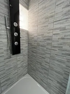 Maison de village rénovée à Renaison avec terrasse et garage - 140 m² 