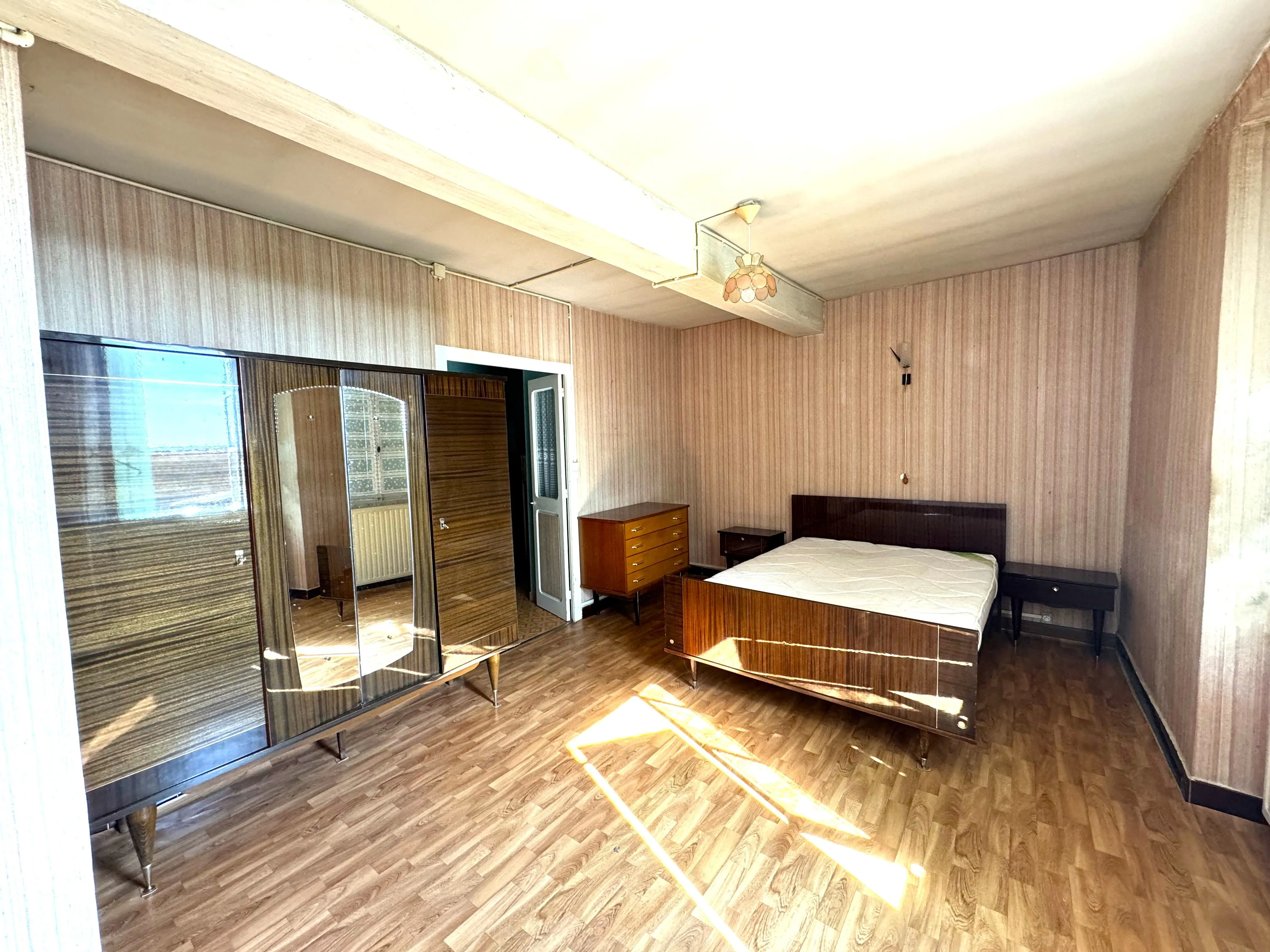 Maison mitoyenne à Montceau L'Étoile, 95 m², 3 chambres, à rénover 