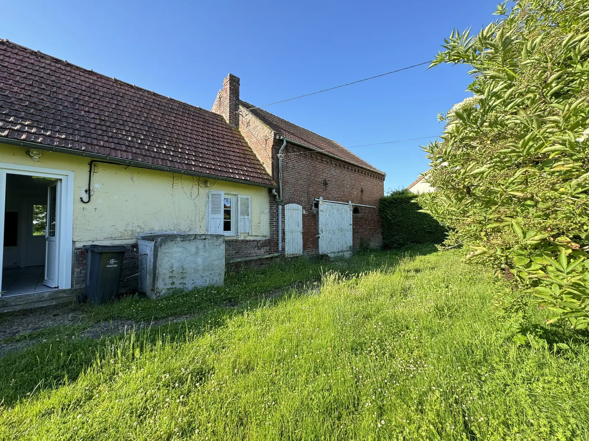 Maison de village à rénover à Erches, proche grands axes 