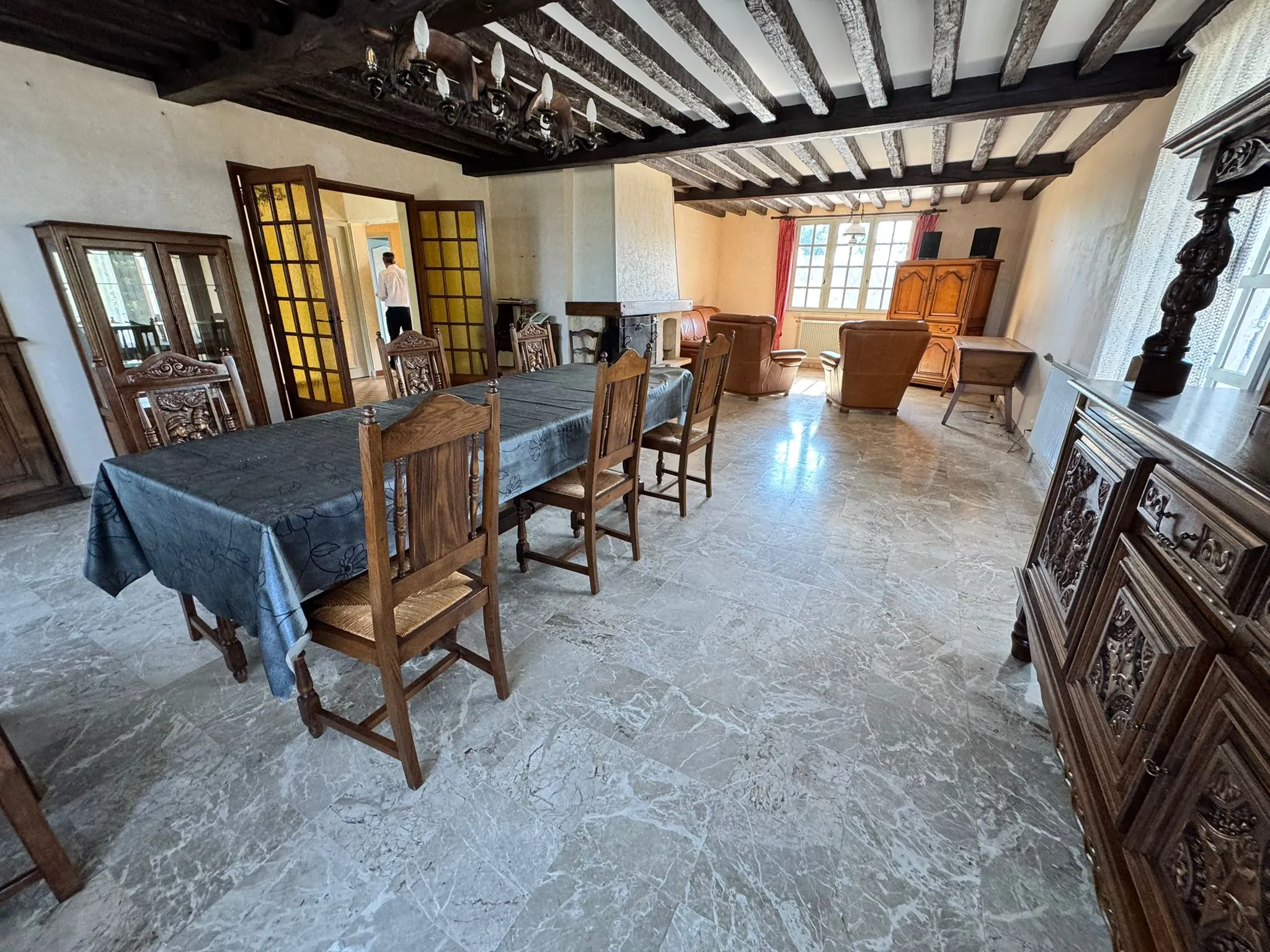 Maison familiale à vendre à Saint-Yan avec véranda, sous-sol et terrain de 2580 m² 