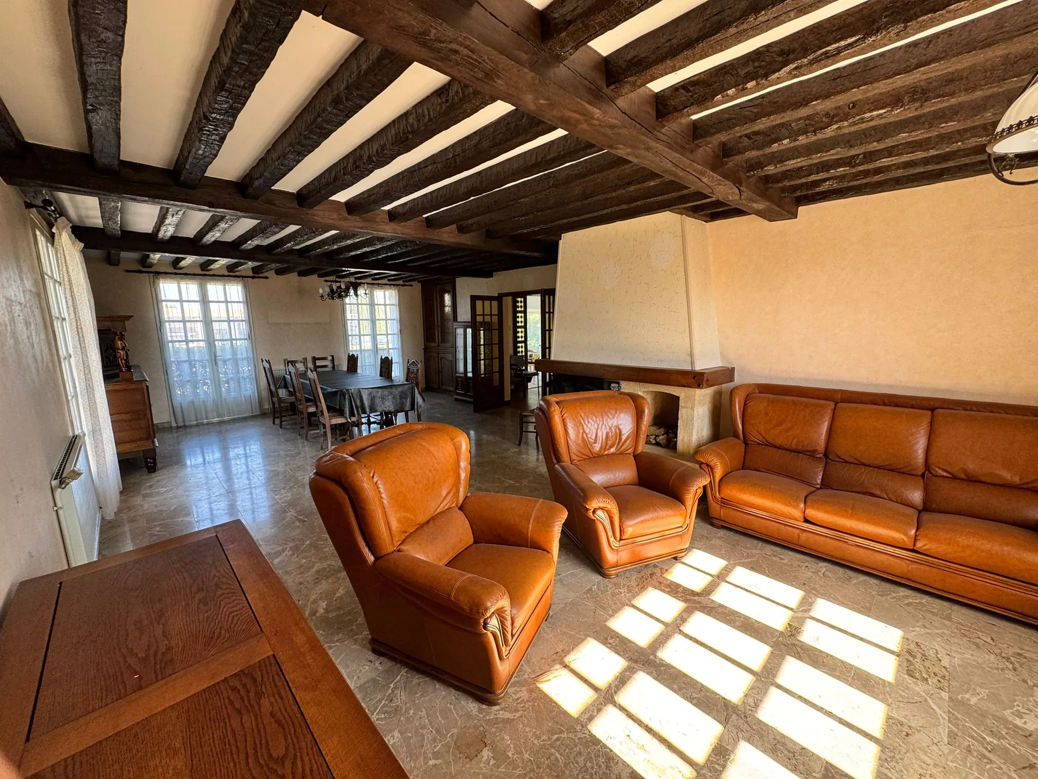 Maison familiale à vendre à Saint-Yan avec véranda, sous-sol et terrain de 2580 m² 