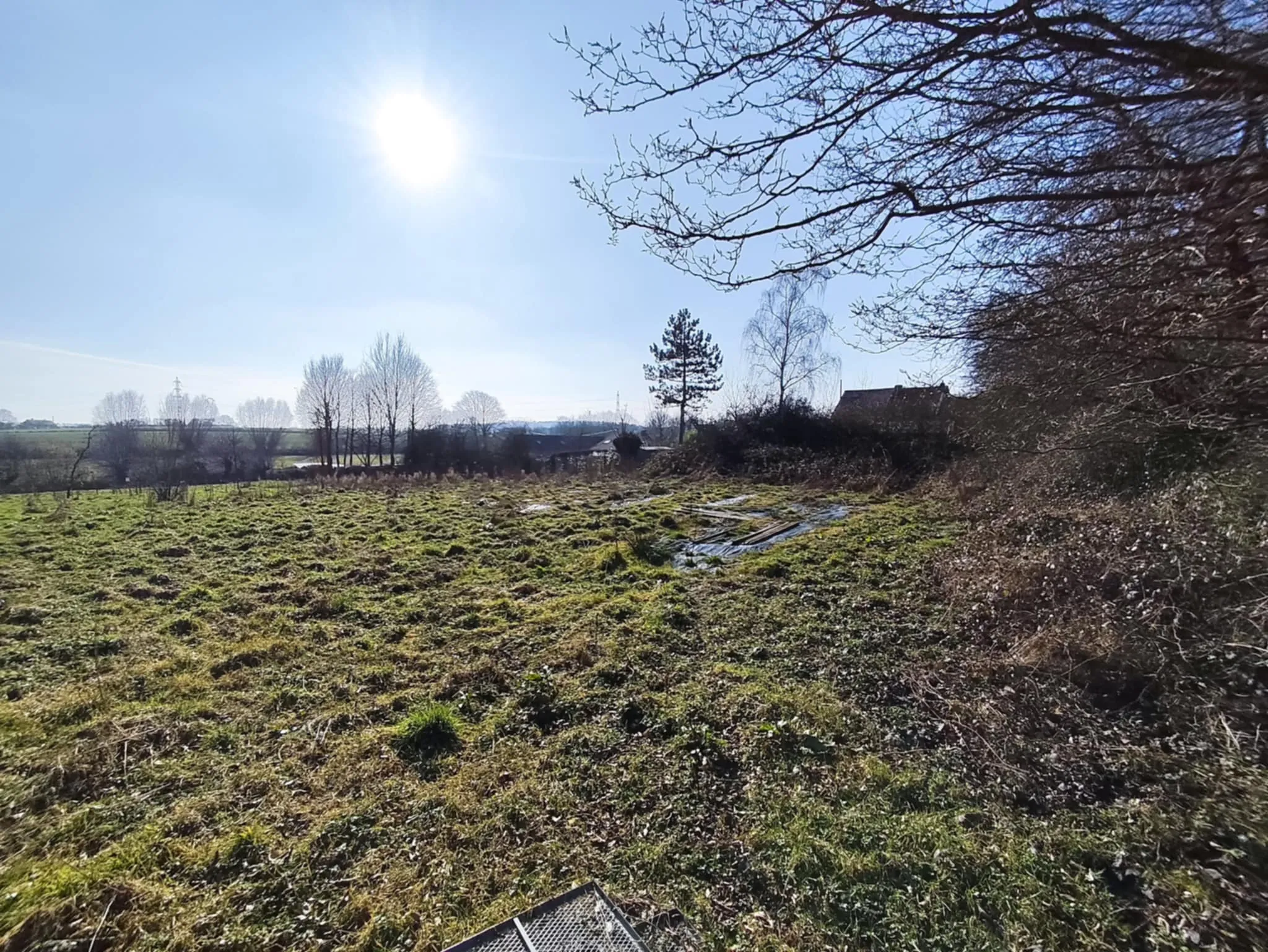Terrain constructible de 12 000 m² à Hargnies, calme et avec verger 