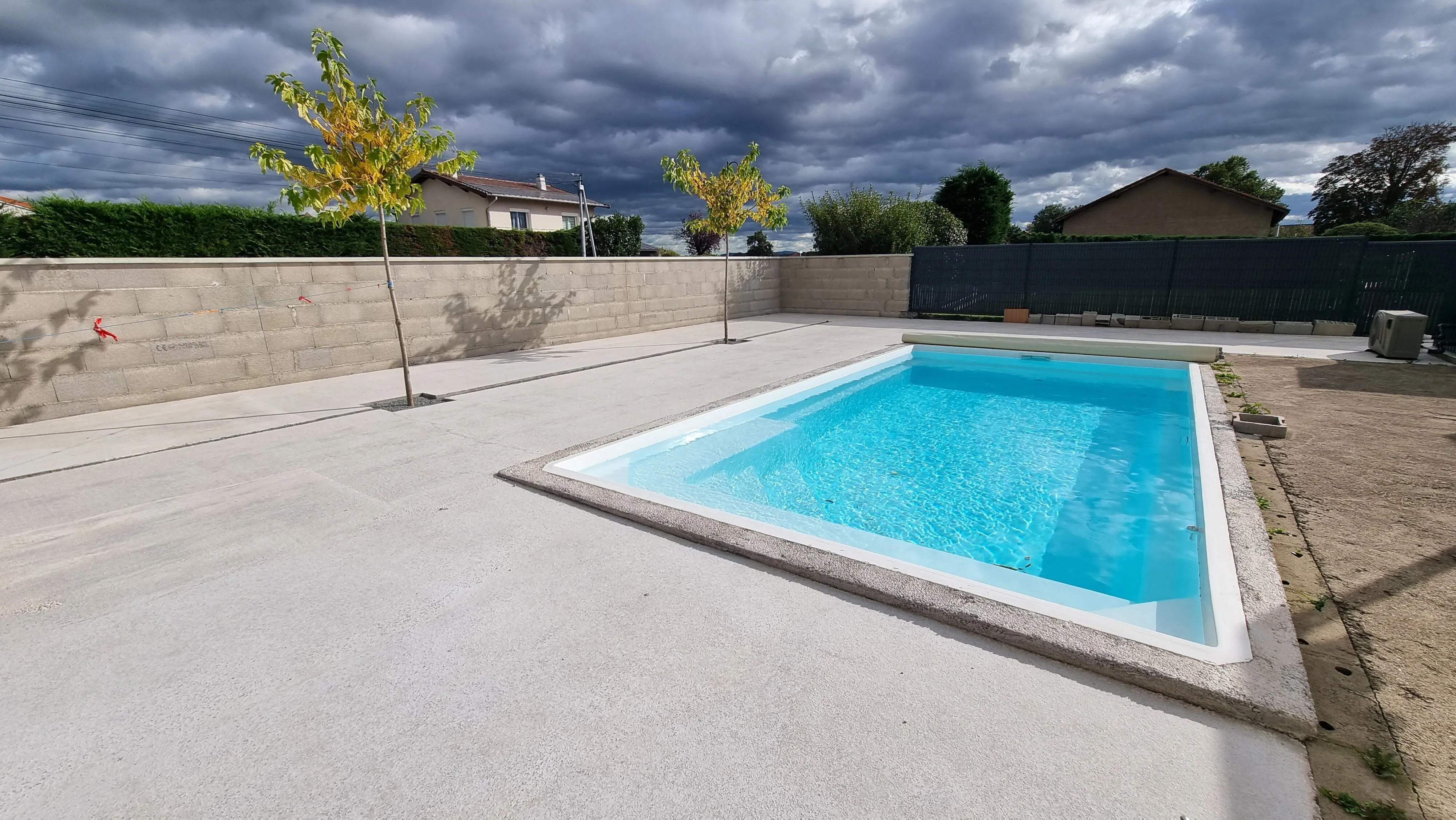 Villa contemporaine de 77 m² avec piscine à Ouches – faible consommation énergétique 