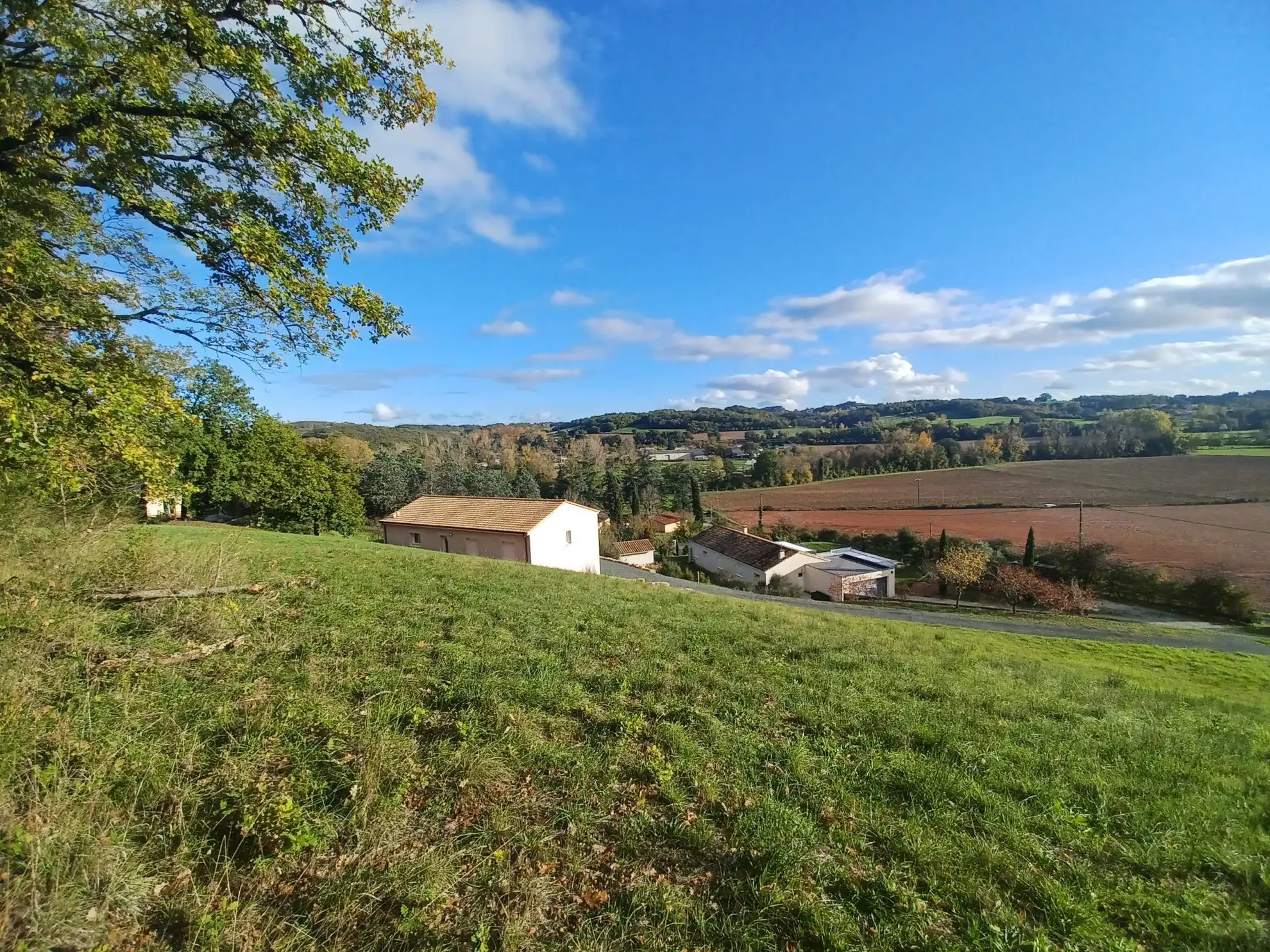 Terrain constructible de 1708 m² à Lombers avec vue dégagée 